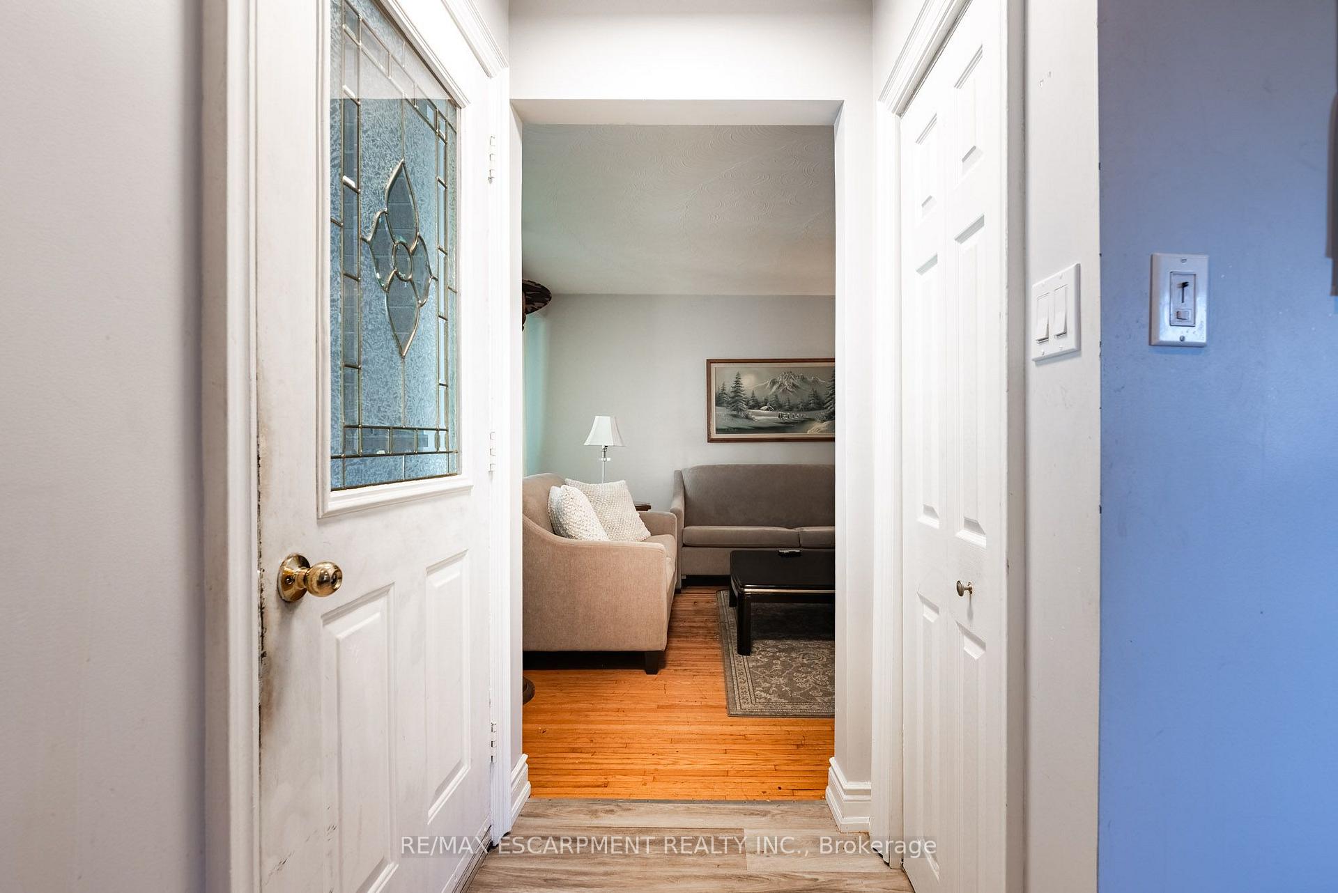Photo 4 of 1315 Rosemary Crescent, Burlington, Mountainside — HOMEH