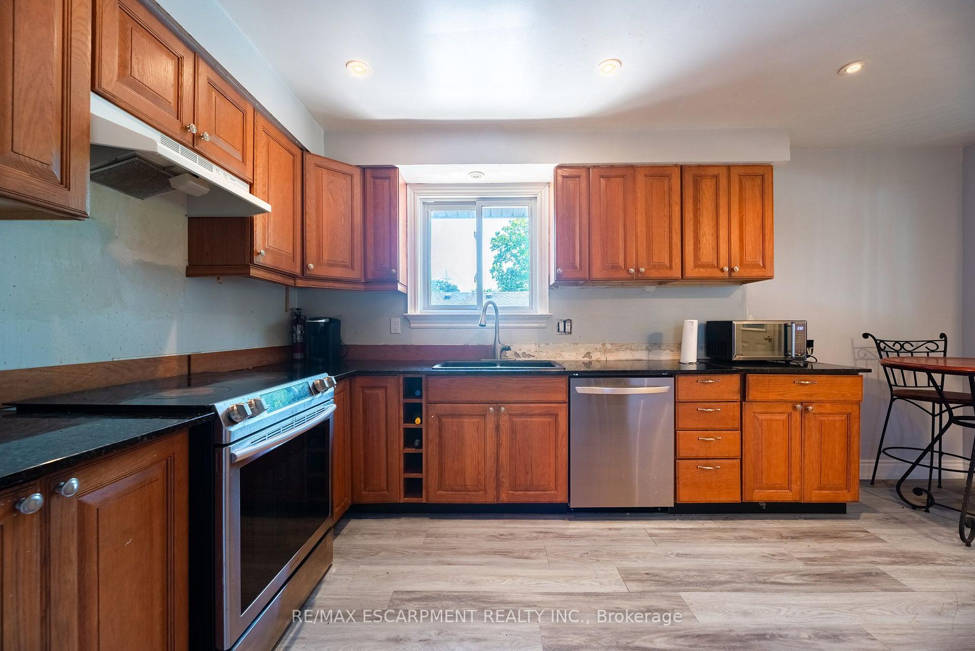 Photo 9 of 1315 Rosemary Crescent, Burlington, Mountainside — HOMEH