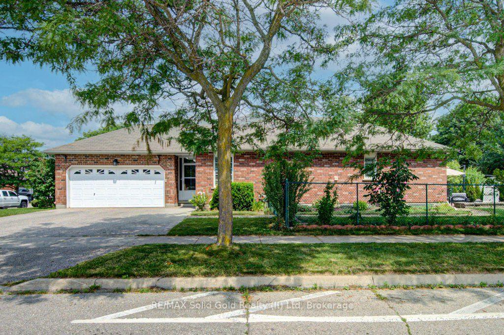 Photo 3 of 330 Lake Louise Boulevard, Waterloo, Conservation Meadows — HOMEH