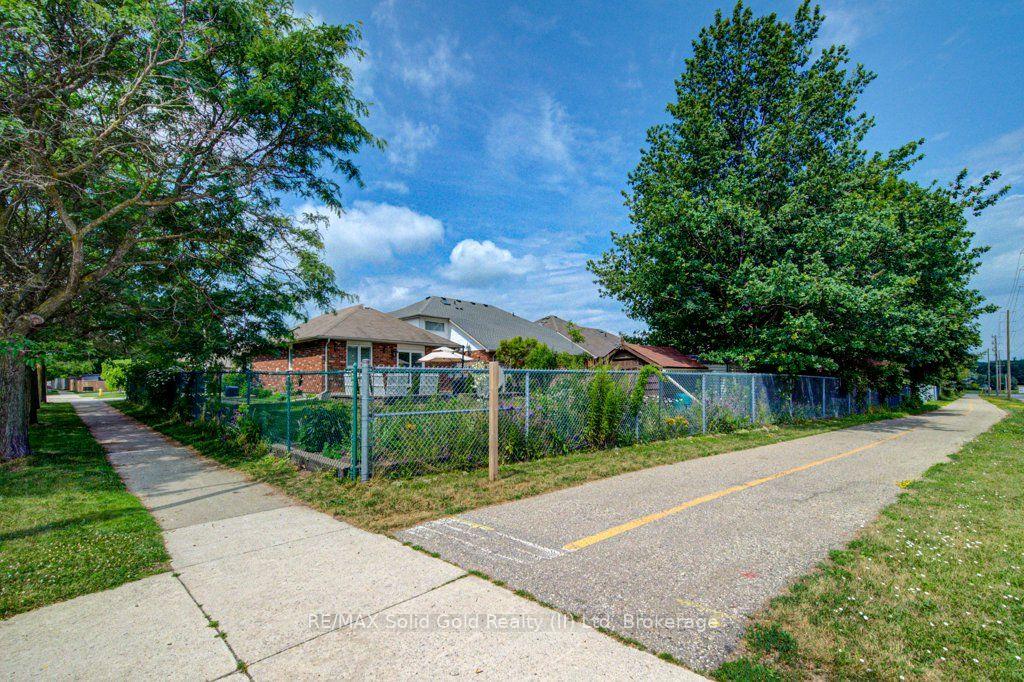 Photo 4 of 330 Lake Louise Boulevard, Waterloo, Conservation Meadows — HOMEH