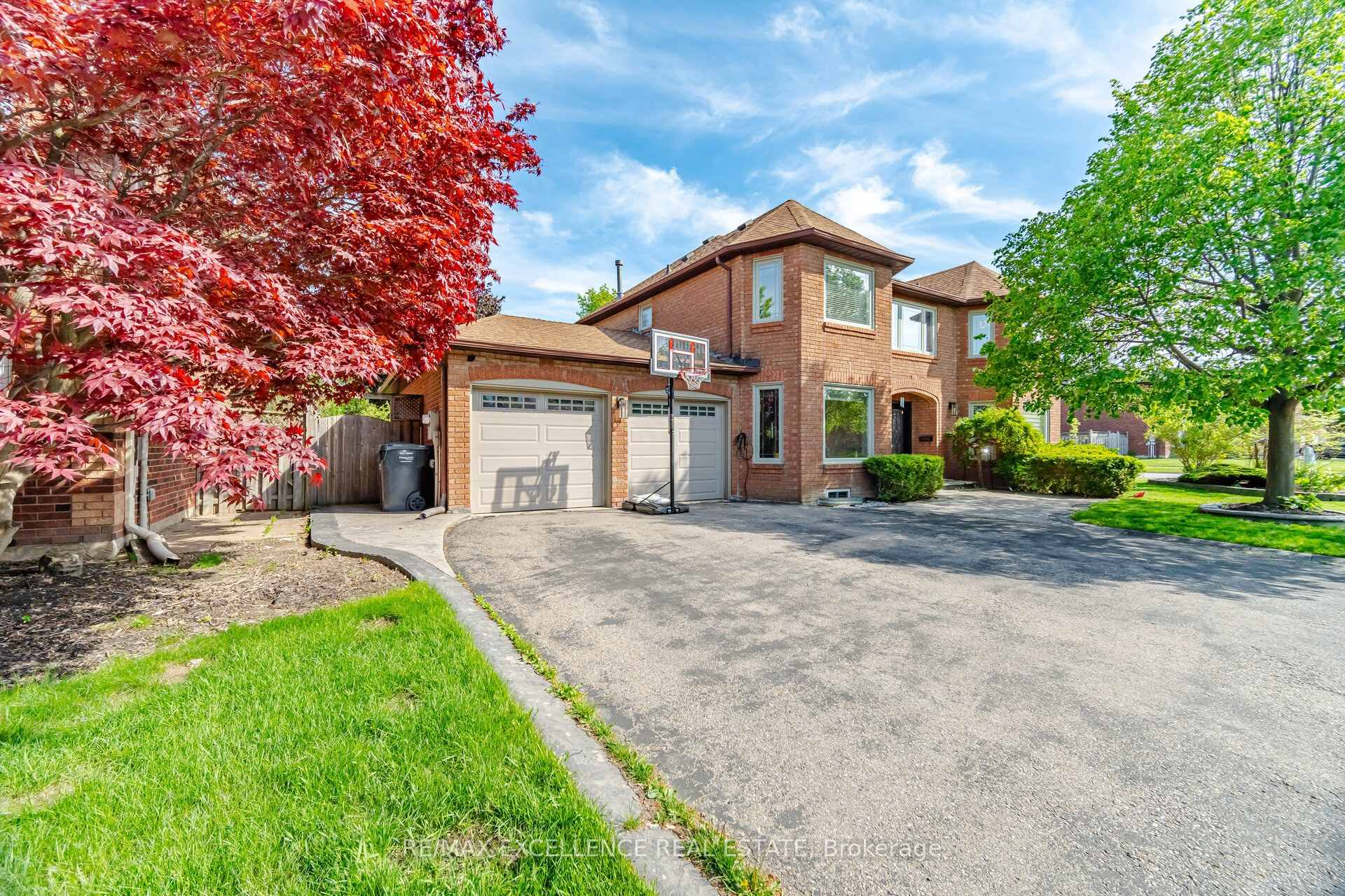 Photo 2 of 28 Ridelle Court, Brampton, Heart Lake West — HOMEH