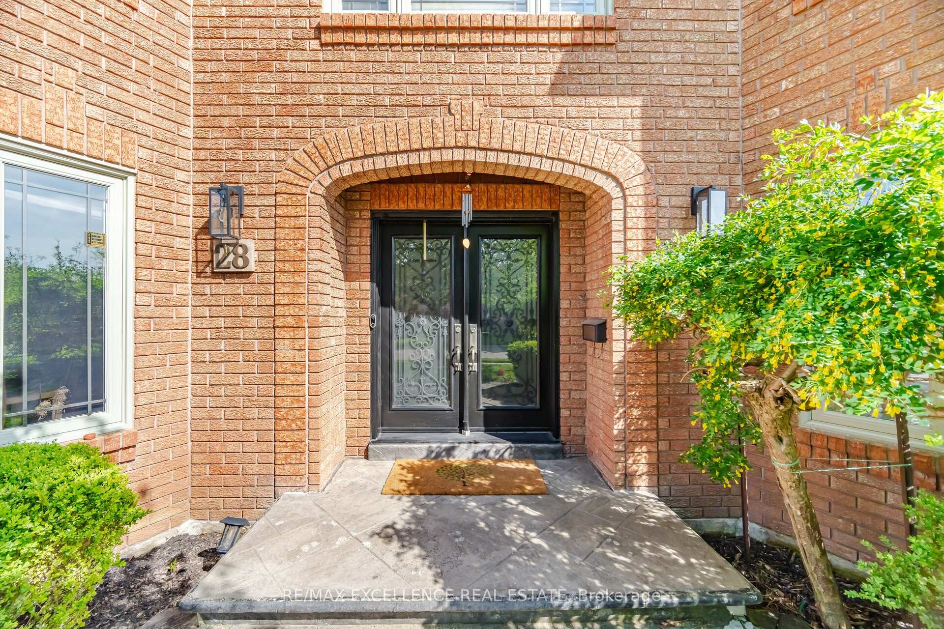 Photo 3 of 28 Ridelle Court, Brampton, Heart Lake West — HOMEH