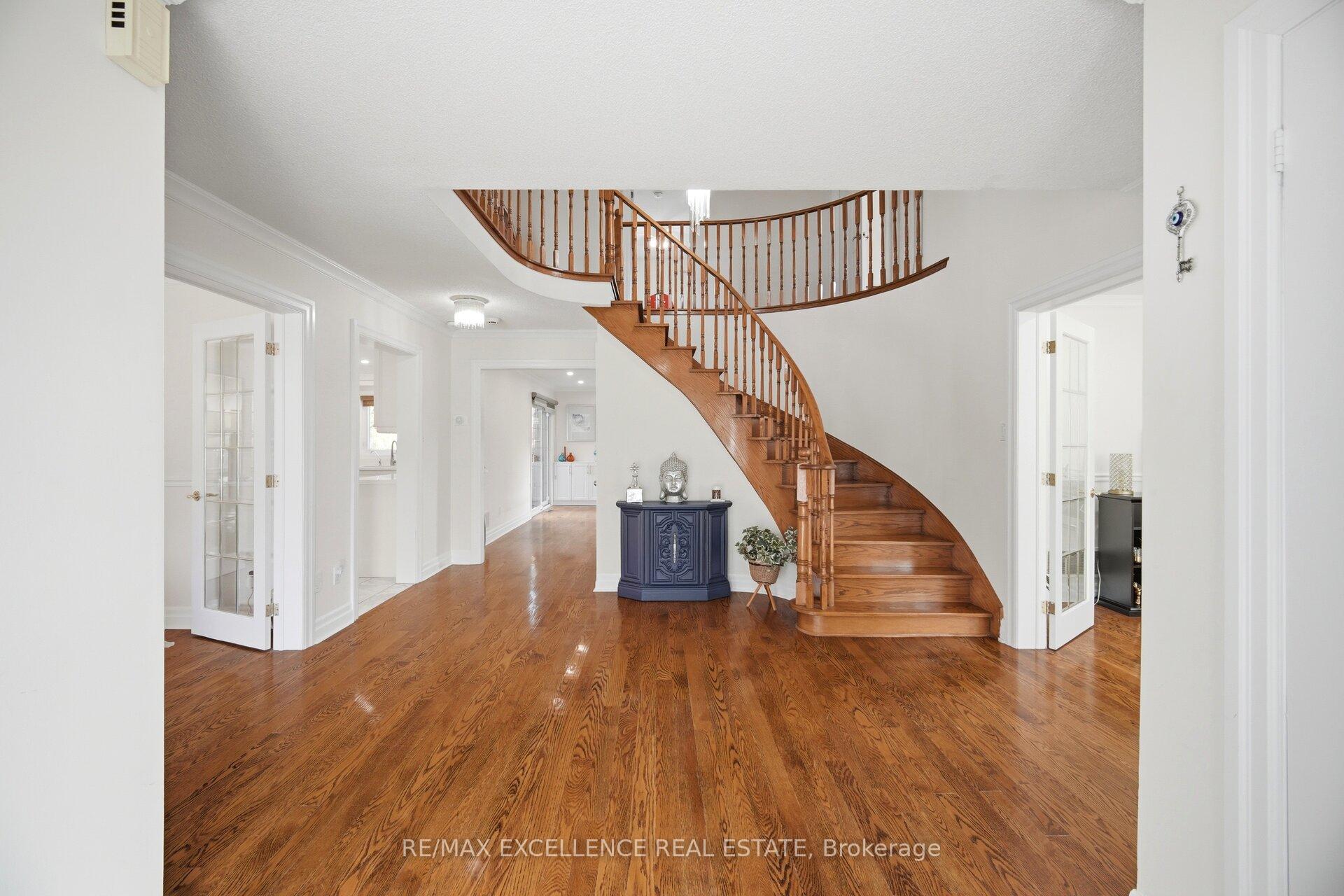 Photo 5 of 28 Ridelle Court, Brampton, Heart Lake West — HOMEH