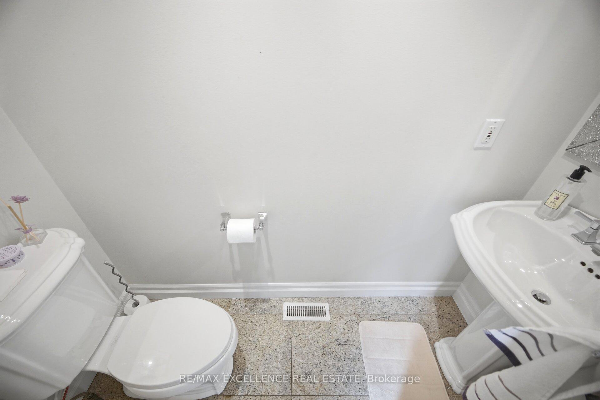 Photo 9 of 28 Ridelle Court, Brampton, Heart Lake West — HOMEH