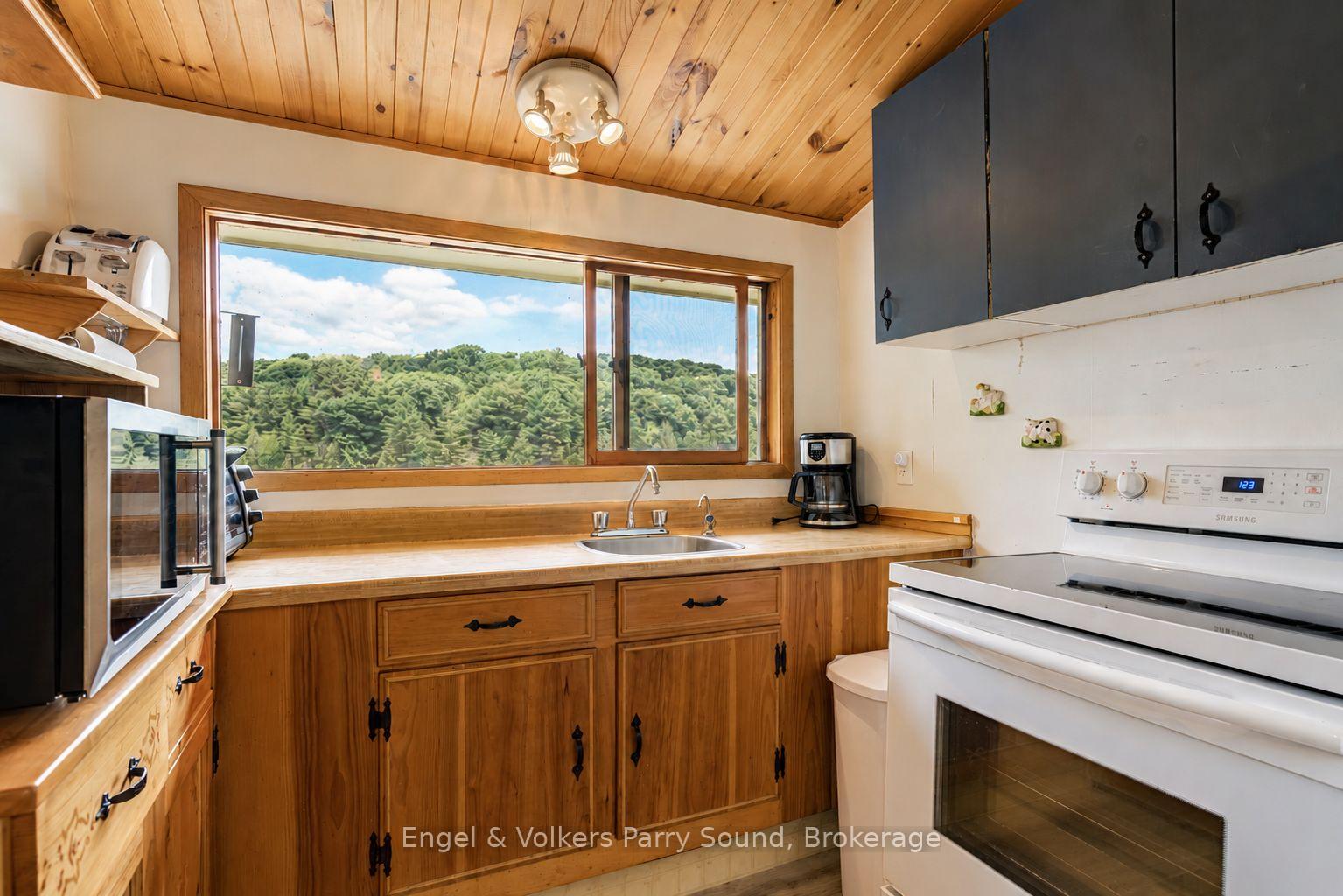 Photo 15 of 27 Lower Lane, Seguin — HOMEH