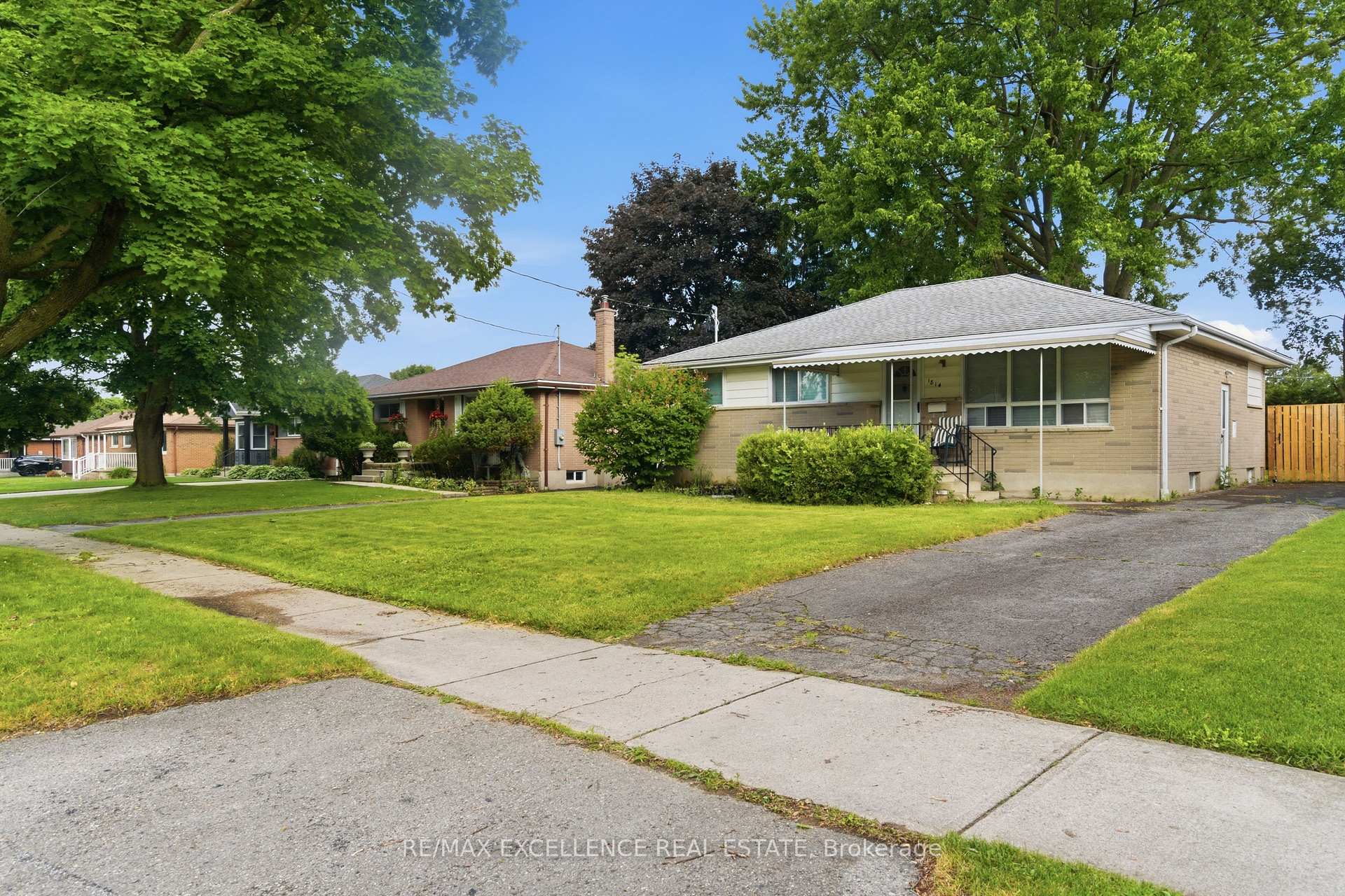 Photo 2 of 1814 Whitehall Drive, London, East H — HOMEH