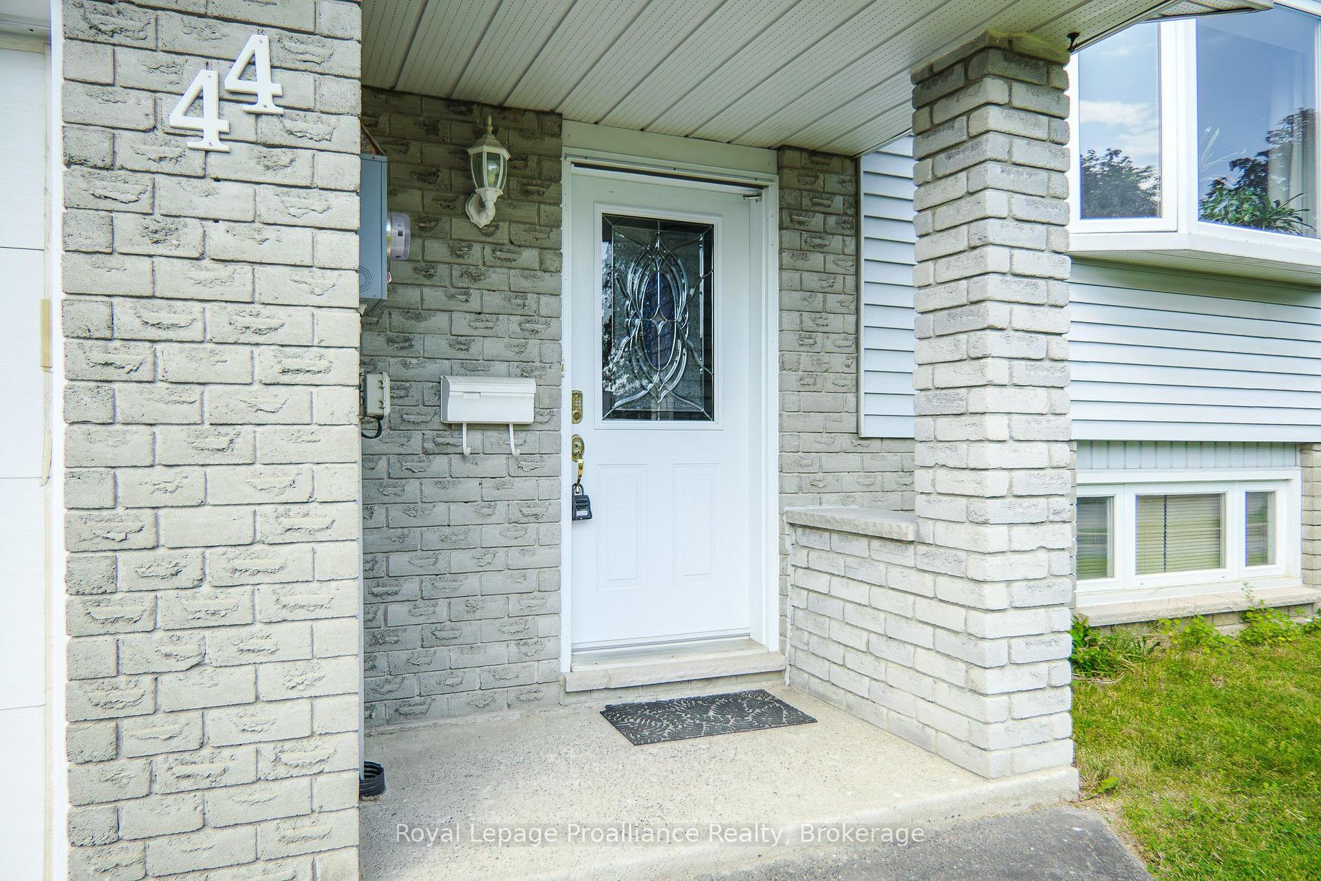 Photo 3 of 44 Ireland Drive, Quinte West, Trenton Ward — HOMEH