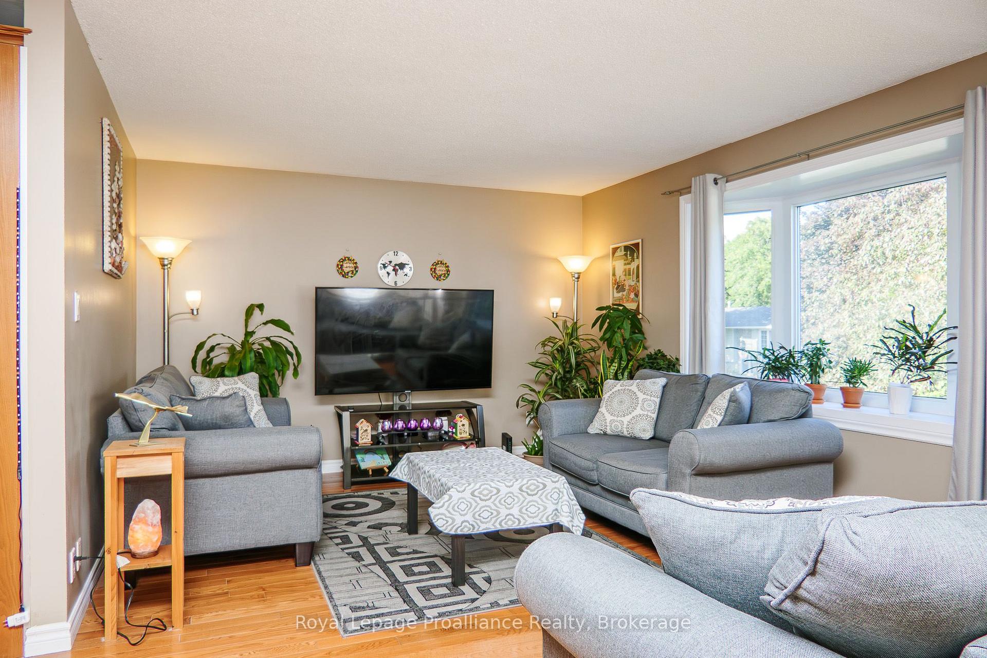 Photo 11 of 44 Ireland Drive, Quinte West, Trenton Ward — HOMEH
