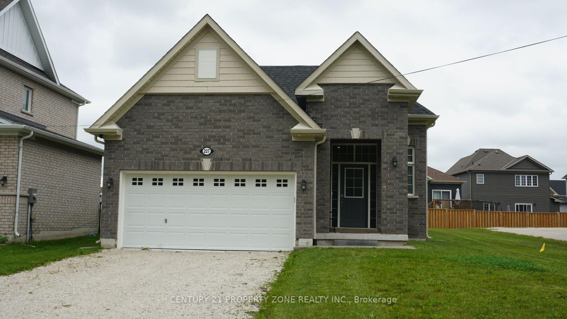 Photo 3 of 227 Mowat Street N, Clearview, Stayner — HOMEH