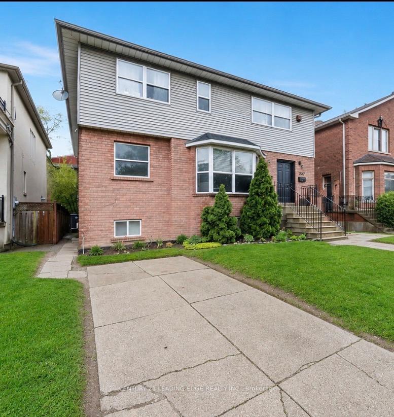Photo 2 of 527 Glengarry Avenue, Toronto, Bedford Park-Nortown — HOMEH