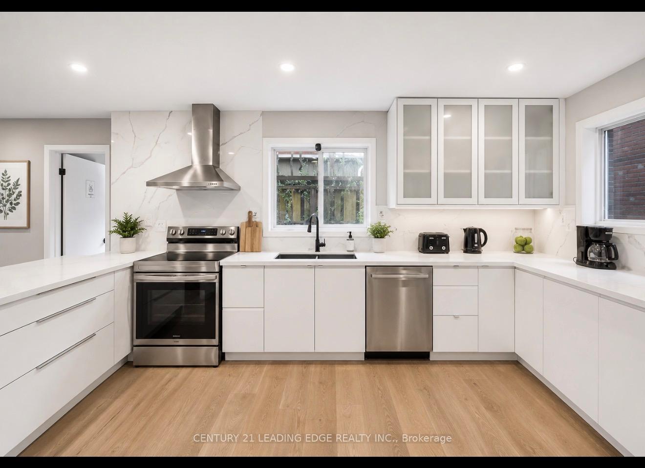 Photo 4 of 527 Glengarry Avenue, Toronto, Bedford Park-Nortown — HOMEH