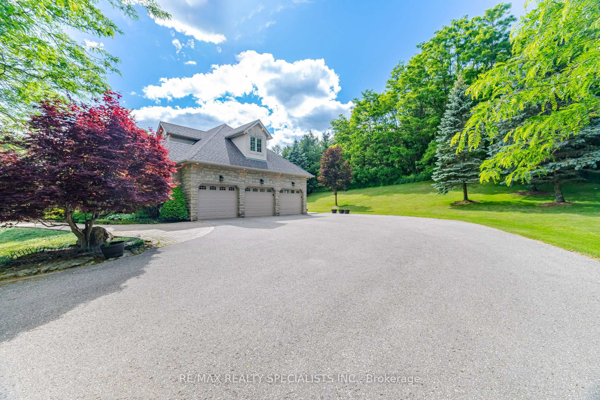 Photo 8 of 10 Valley Hill Drive, Caledon, Palgrave — HOMEH