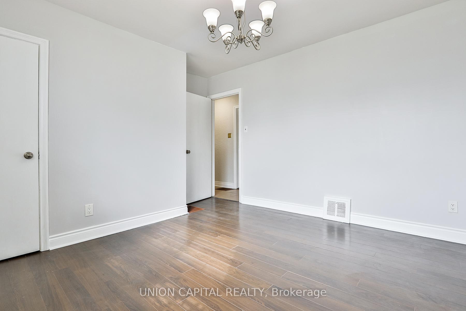 Photo 17 of 38 Claver Avenue, North York, Yorkdale-Glen Park — HOMEH