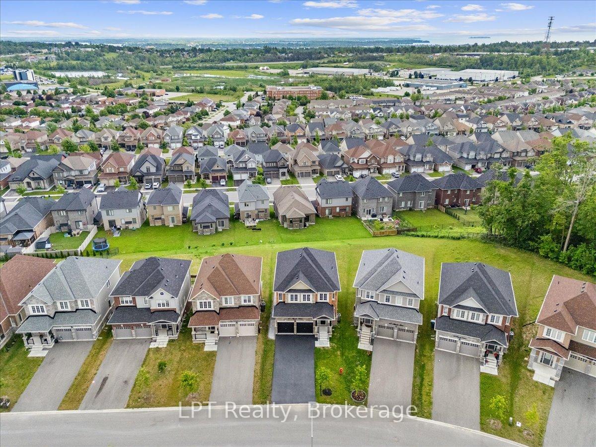 Photo 3 of 47 Atlantis Drive, Orillia — HOMEH