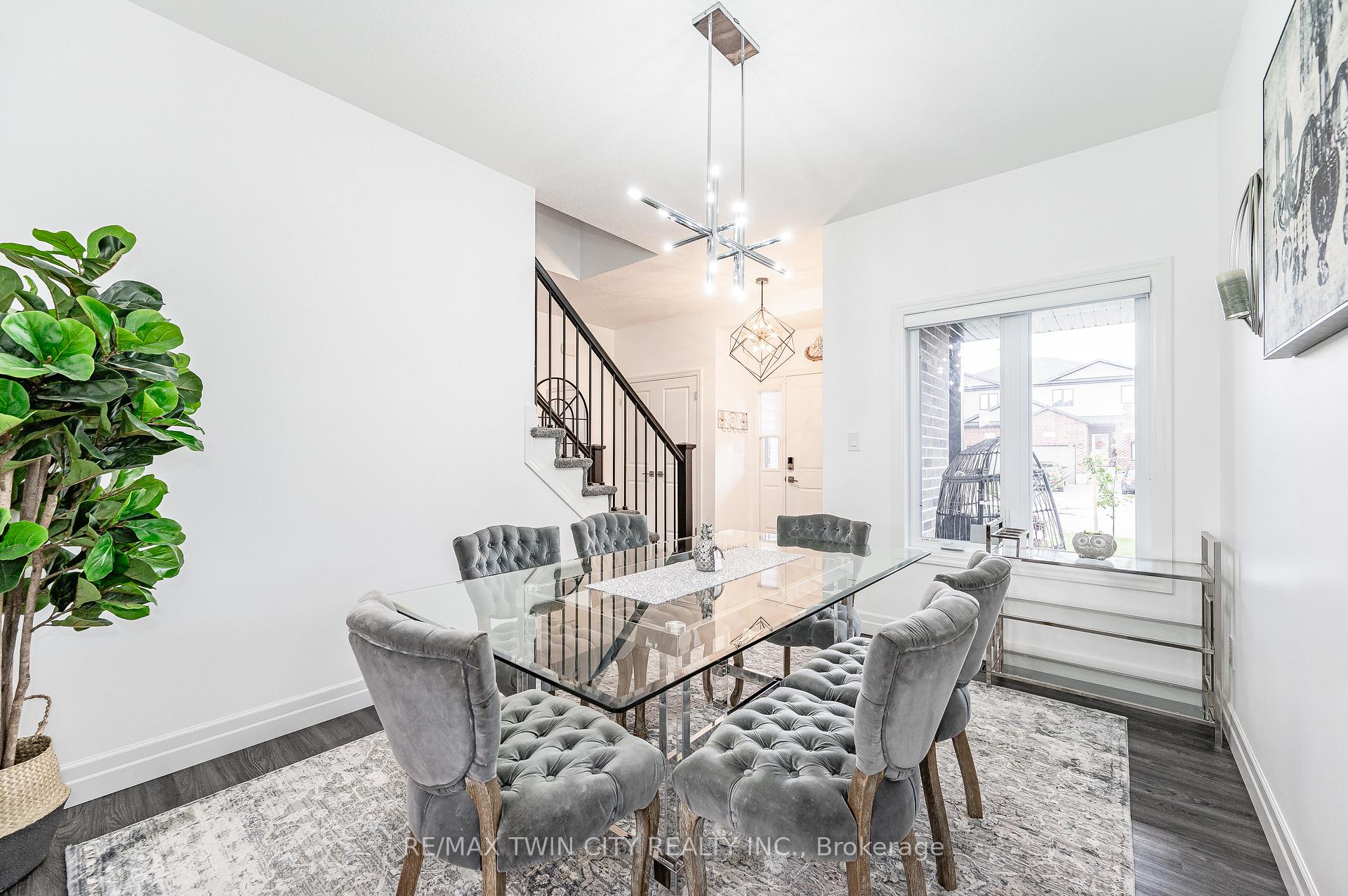Photo 10 of 136 Village Road, Wellesley — HOMEH