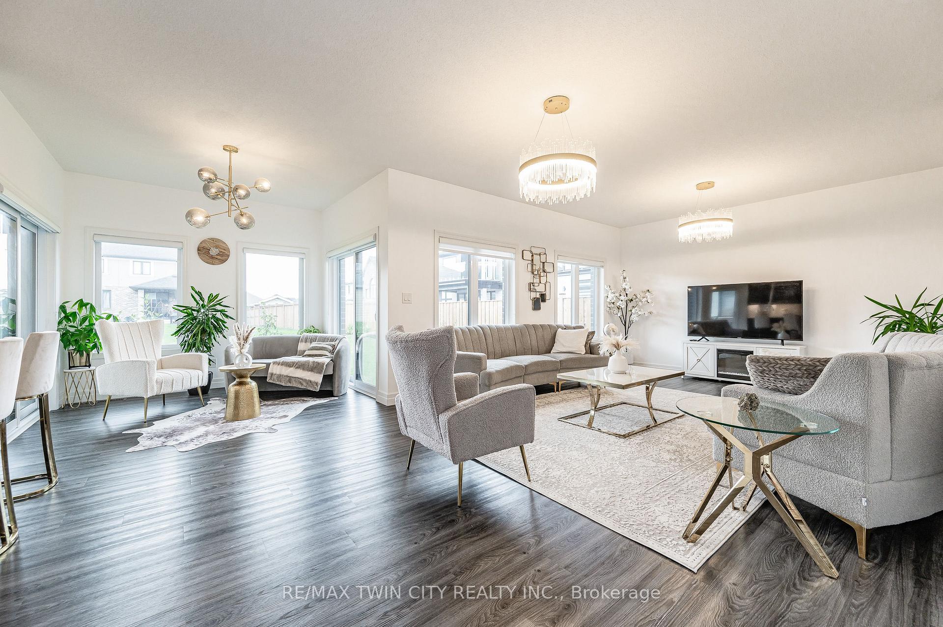 Photo 11 of 136 Village Road, Wellesley — HOMEH