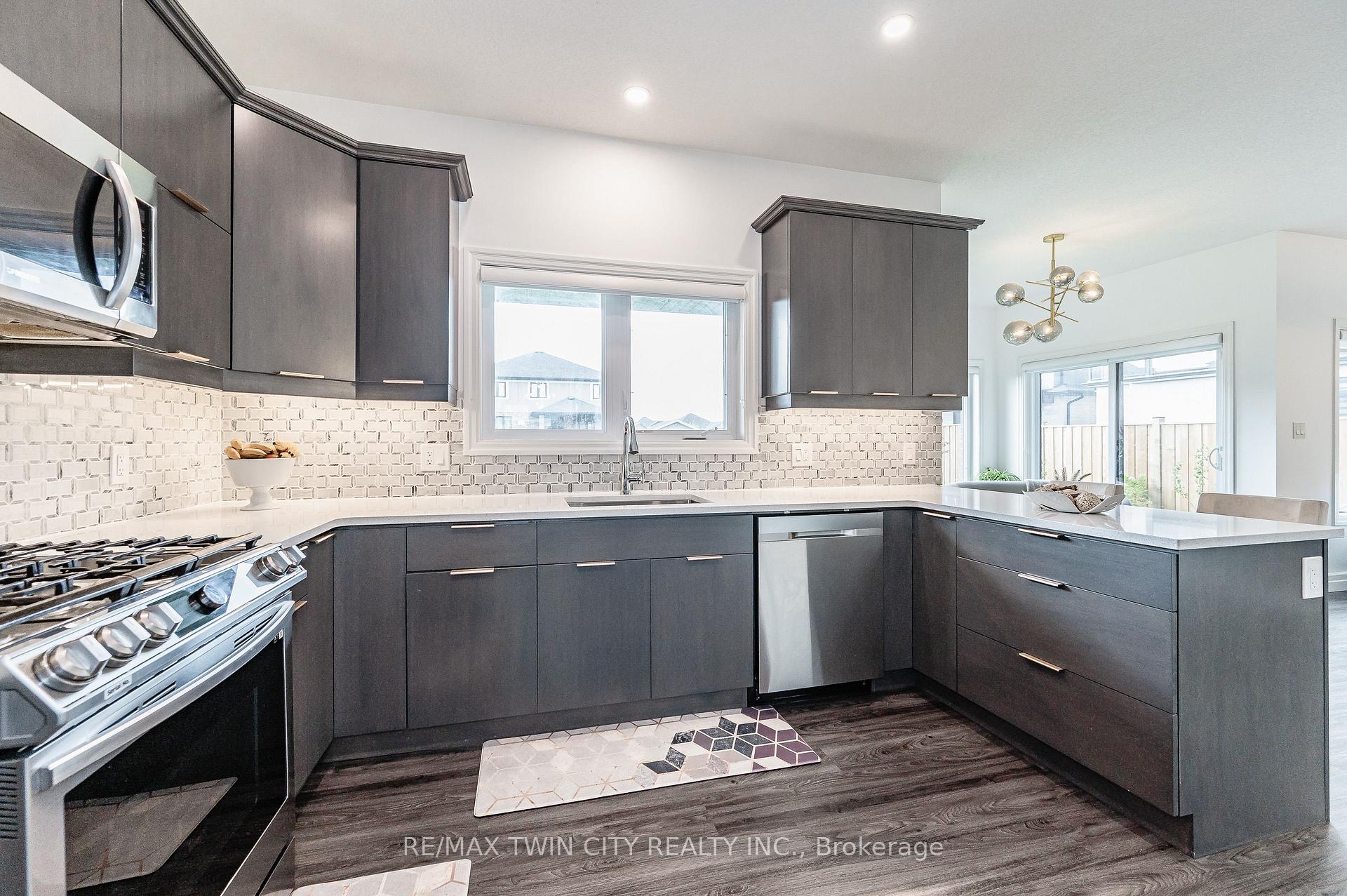 Photo 23 of 136 Village Road, Wellesley — HOMEH