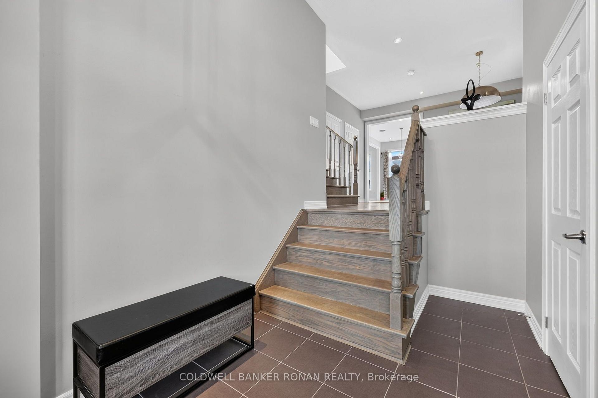 Photo 3 of 120 Lorne Thomas Place, New Tecumseth, Alliston — HOMEH