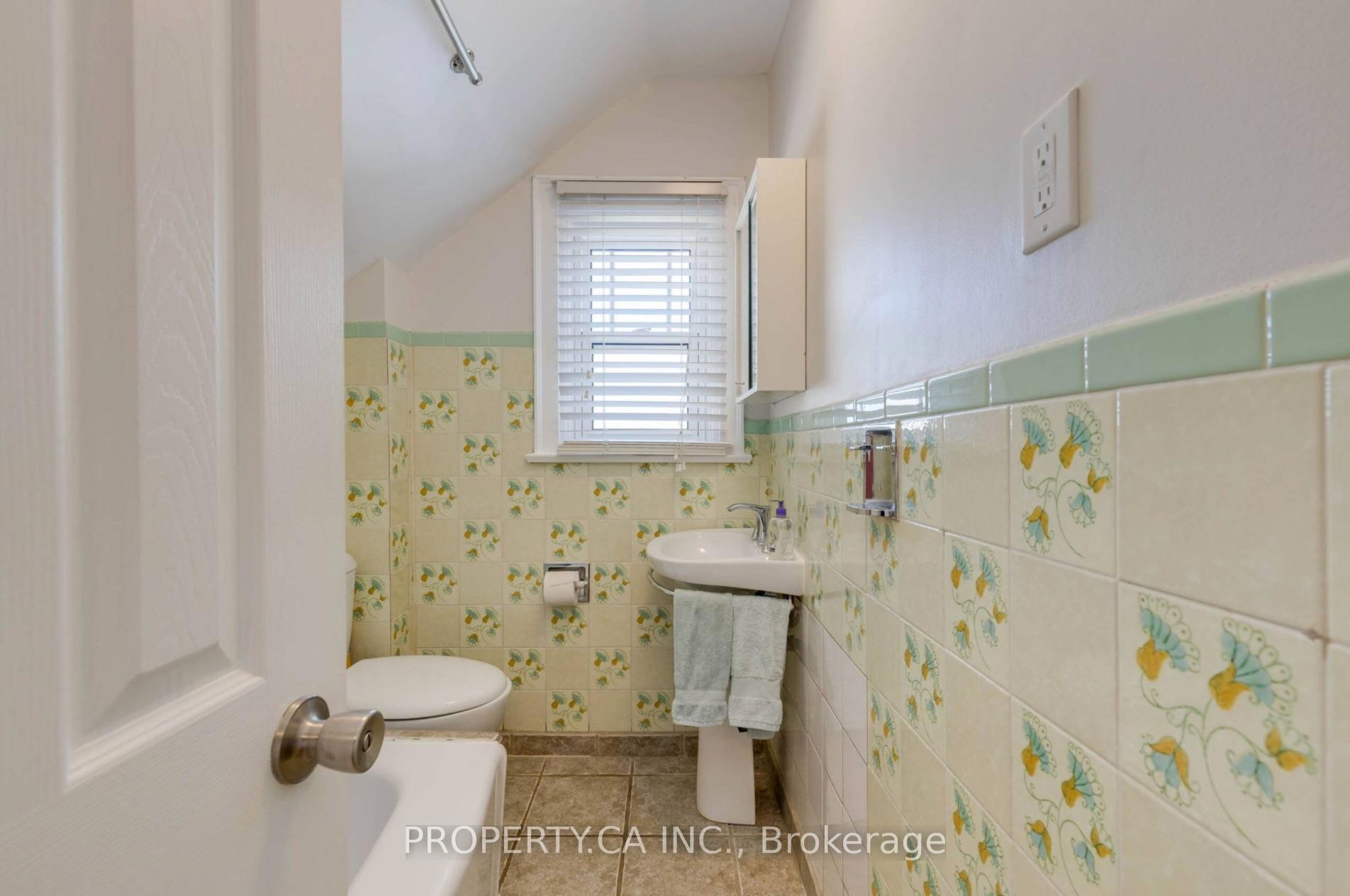 Photo 16 of 34 Ashbury Avenue, Toronto, Oakwood Village — HOMEH