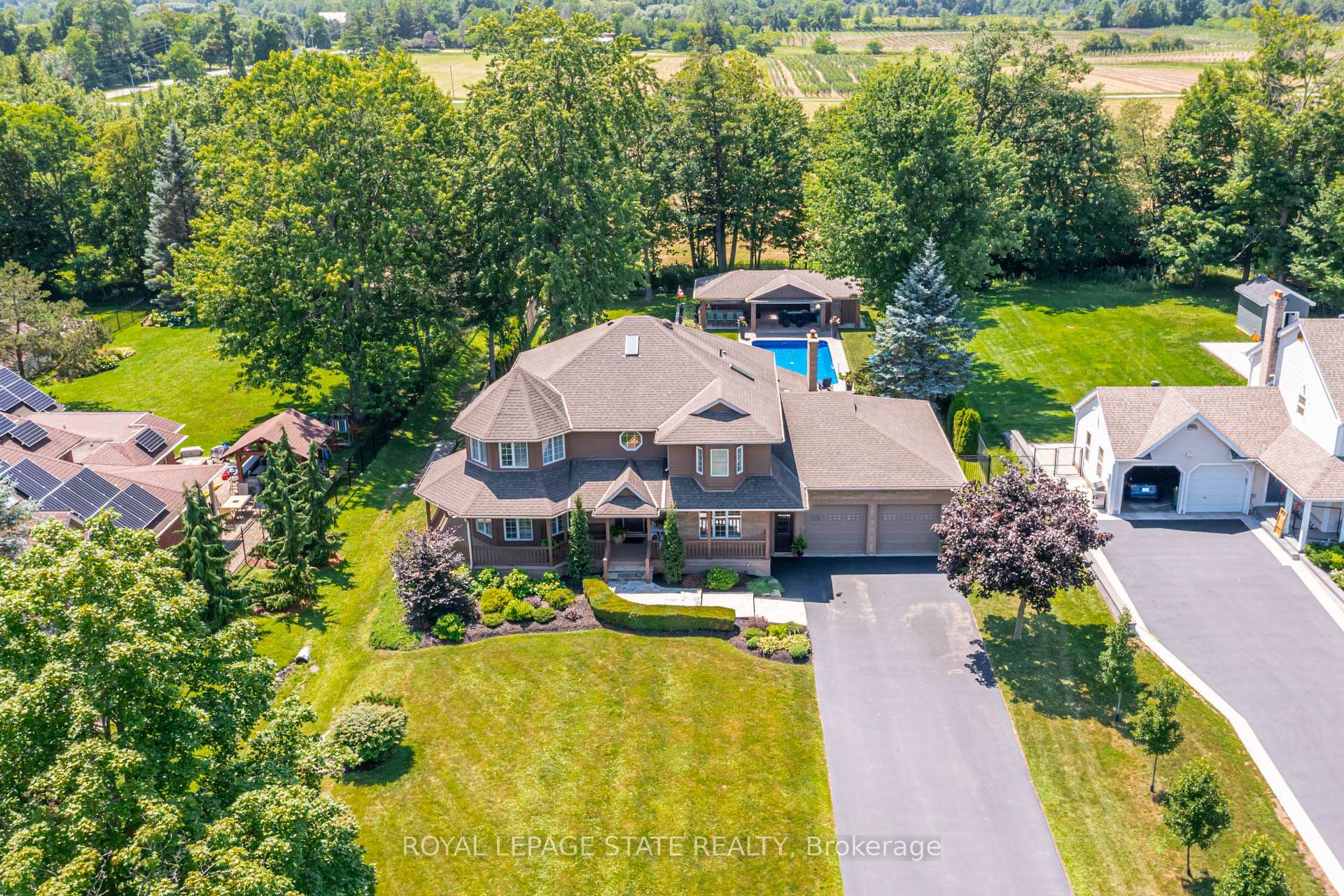 Photo 2 of 994 Courtland Drive, Hamilton, Rural Ancaster — HOMEH