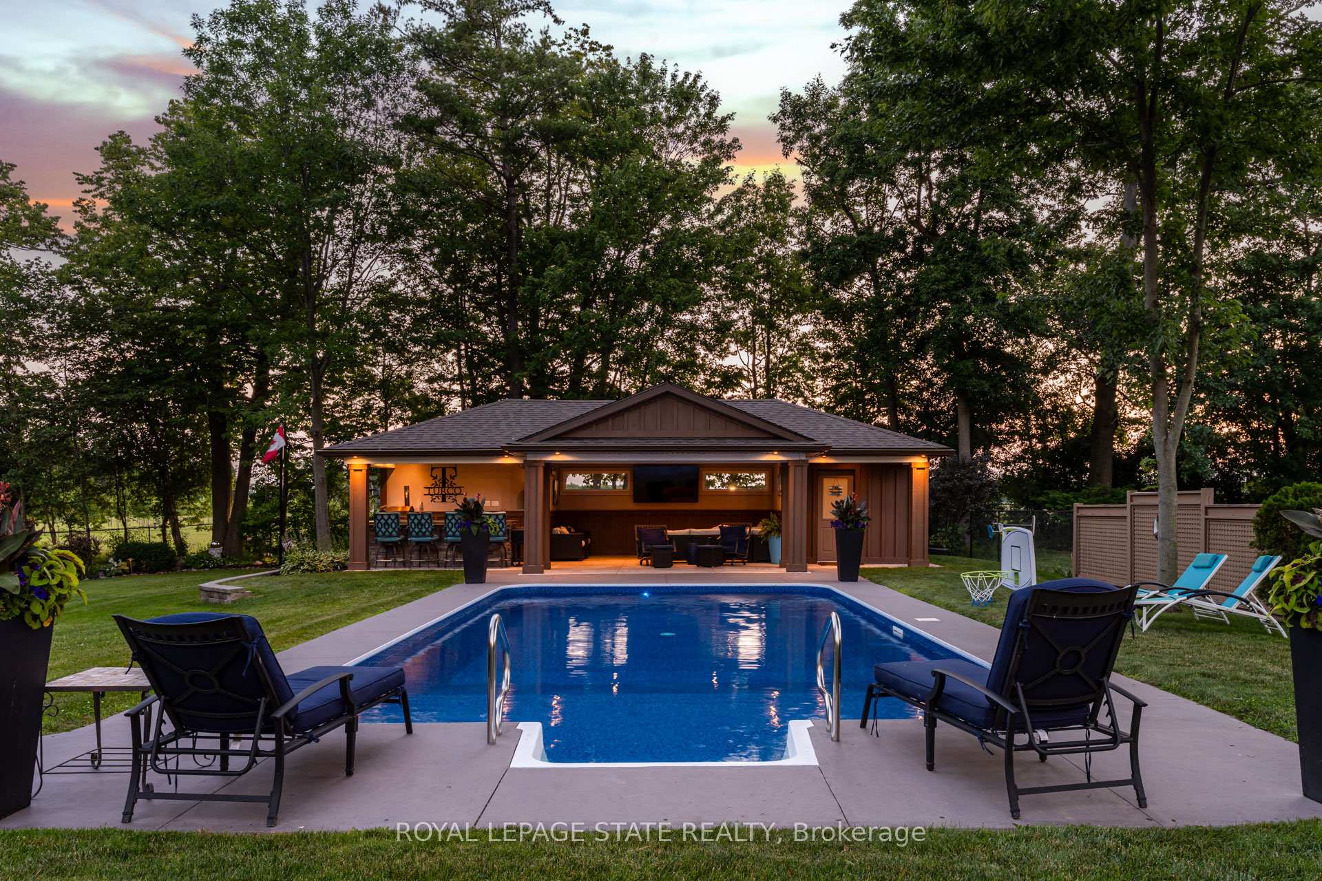 Photo 4 of 994 Courtland Drive, Hamilton, Rural Ancaster — HOMEH