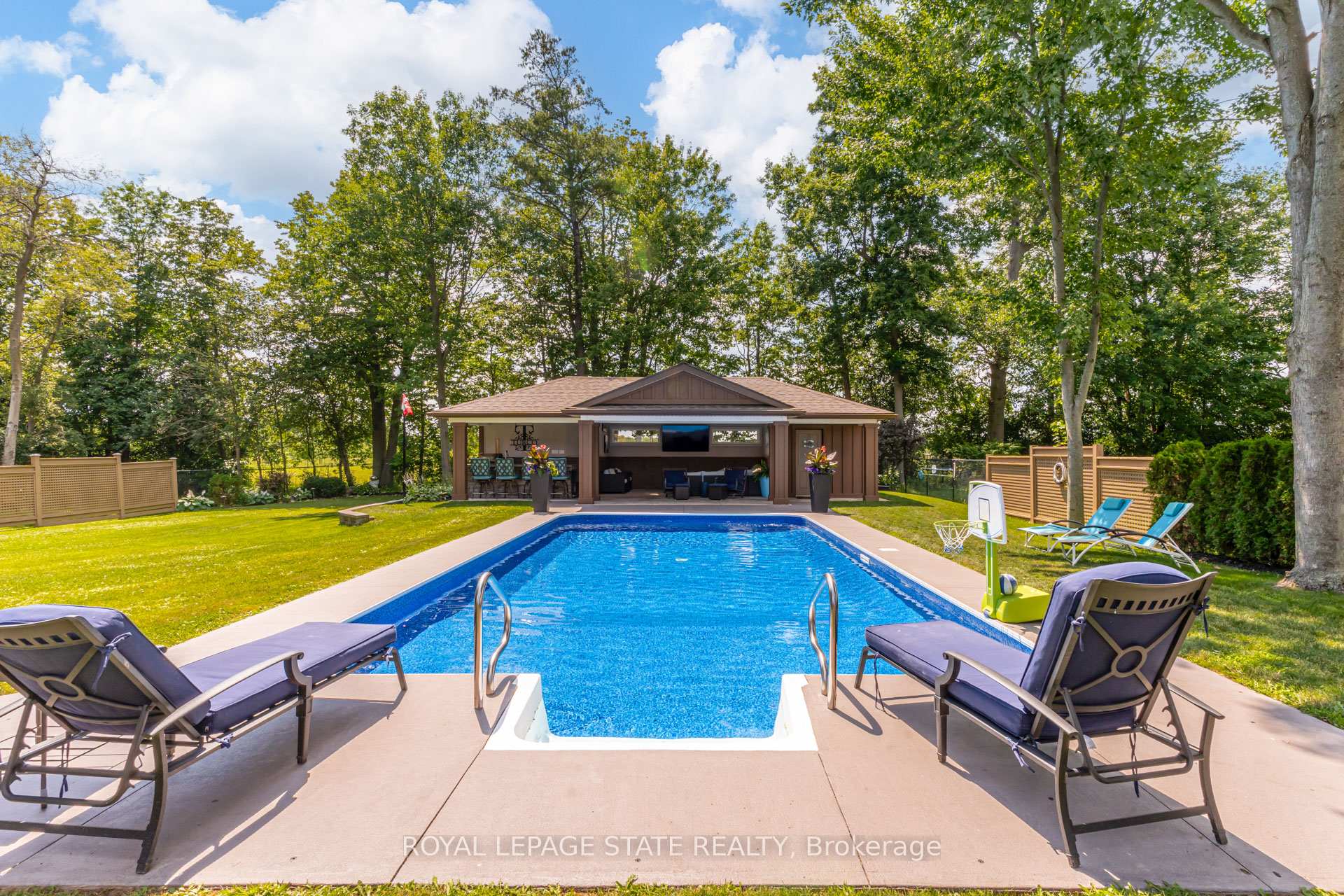 Photo 41 of 994 Courtland Drive, Hamilton, Rural Ancaster — HOMEH