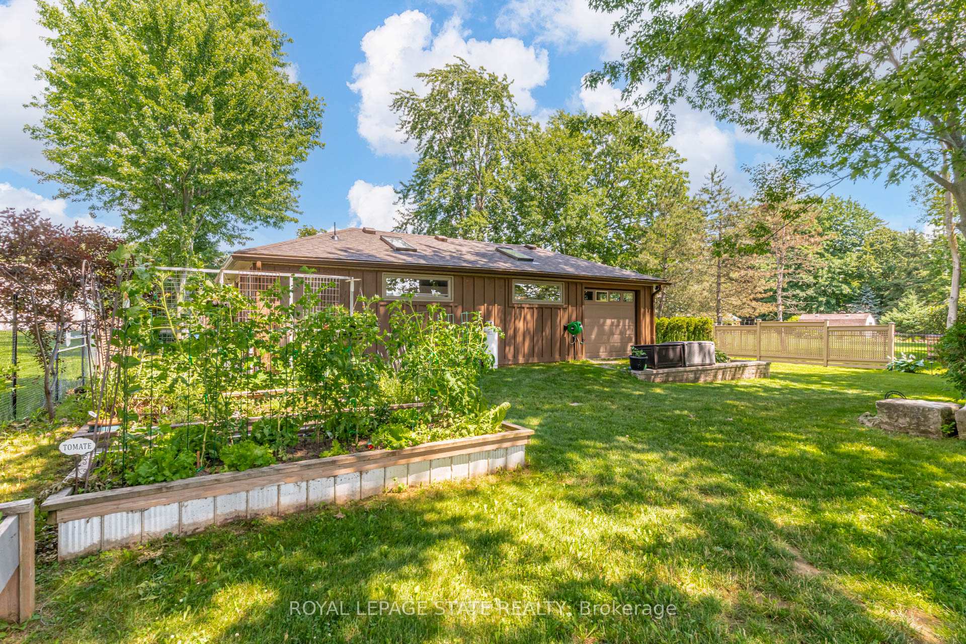Photo 48 of 994 Courtland Drive, Hamilton, Rural Ancaster — HOMEH