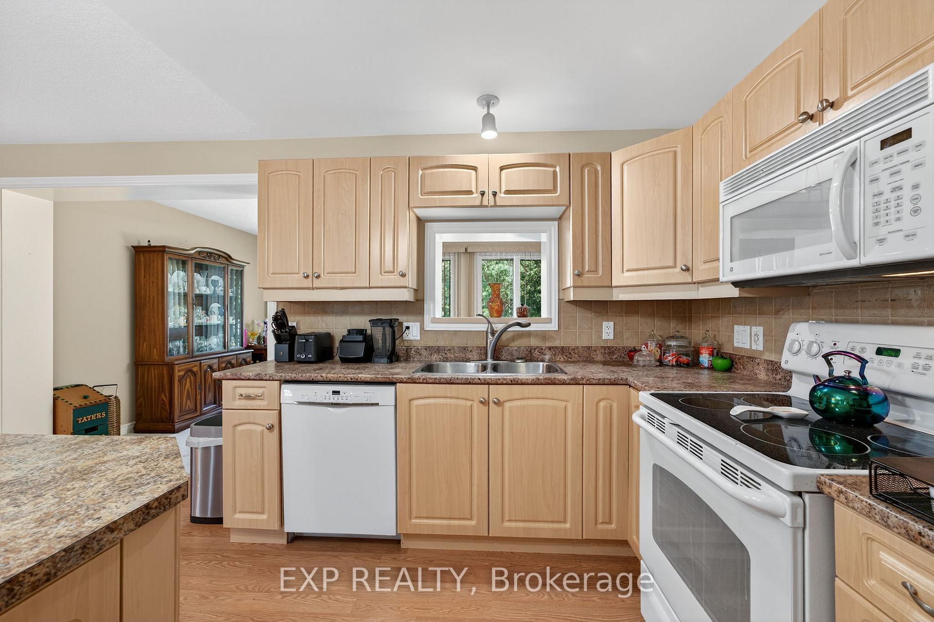 Photo 8 of 30 Illinois Crescent, Wasaga Beach — HOMEH