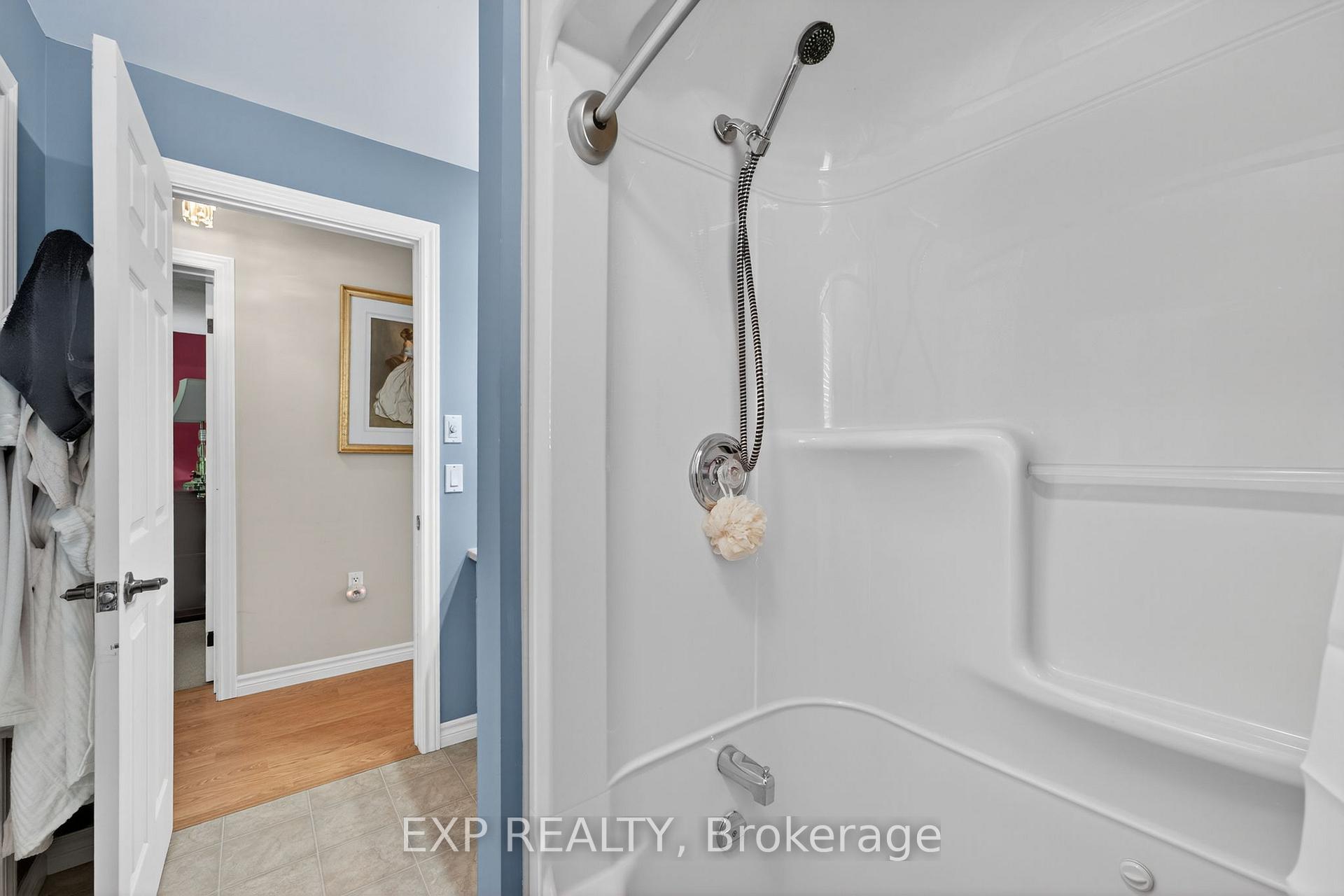 Photo 17 of 30 Illinois Crescent, Wasaga Beach — HOMEH