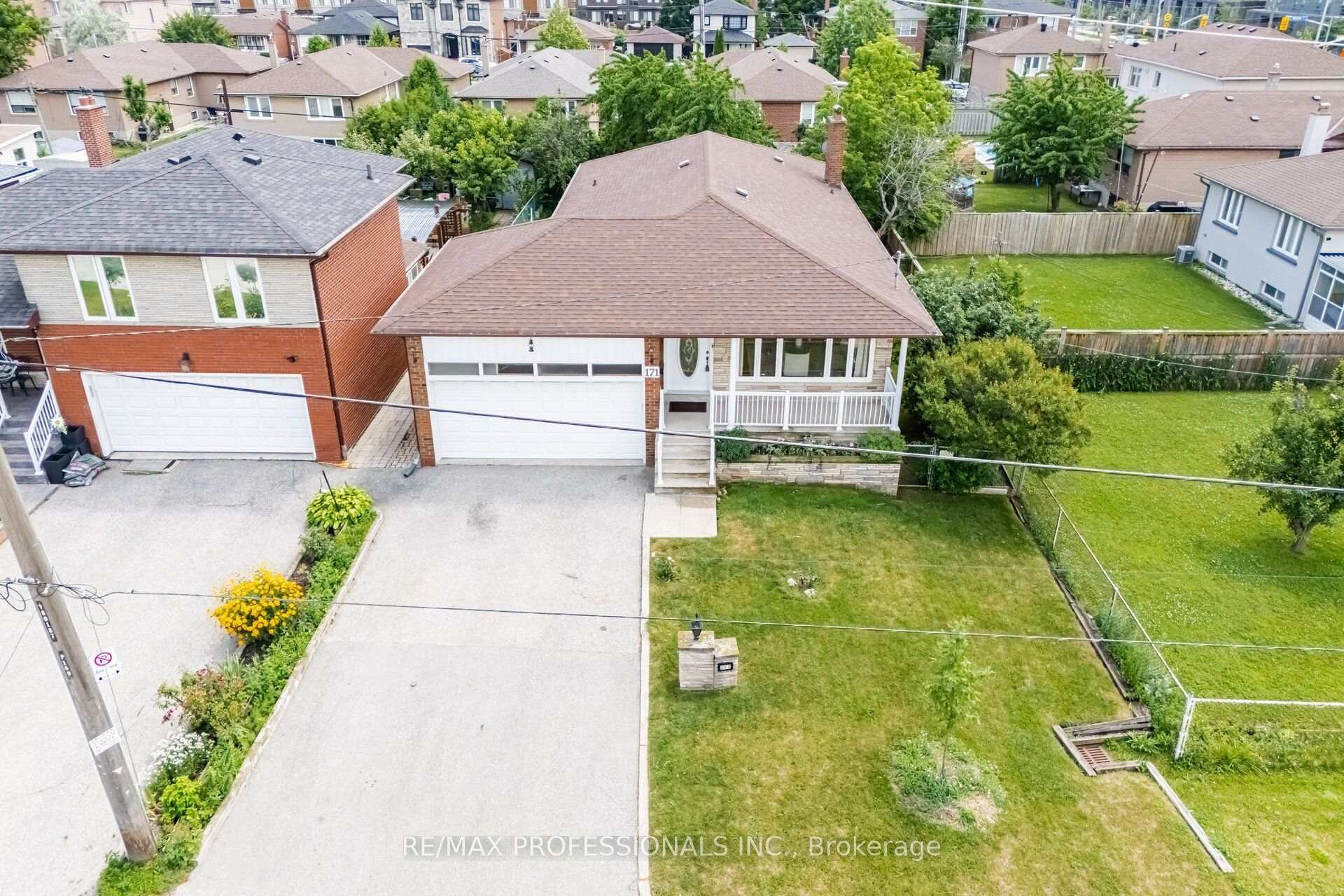 Photo 2 of 171 Regina Avenue, Toronto, Englemount-Lawrence — HOMEH