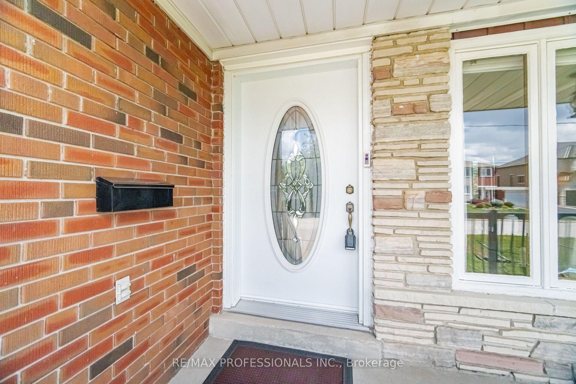 Photo 4 of 171 Regina Avenue, Toronto, Englemount-Lawrence — HOMEH
