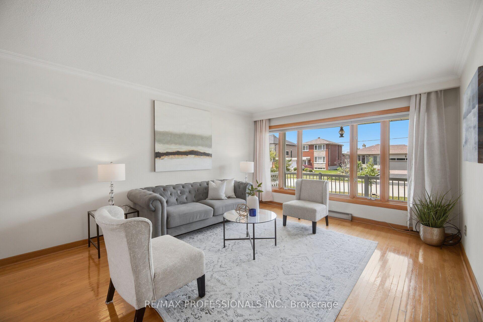 Photo 5 of 171 Regina Avenue, Toronto, Englemount-Lawrence — HOMEH