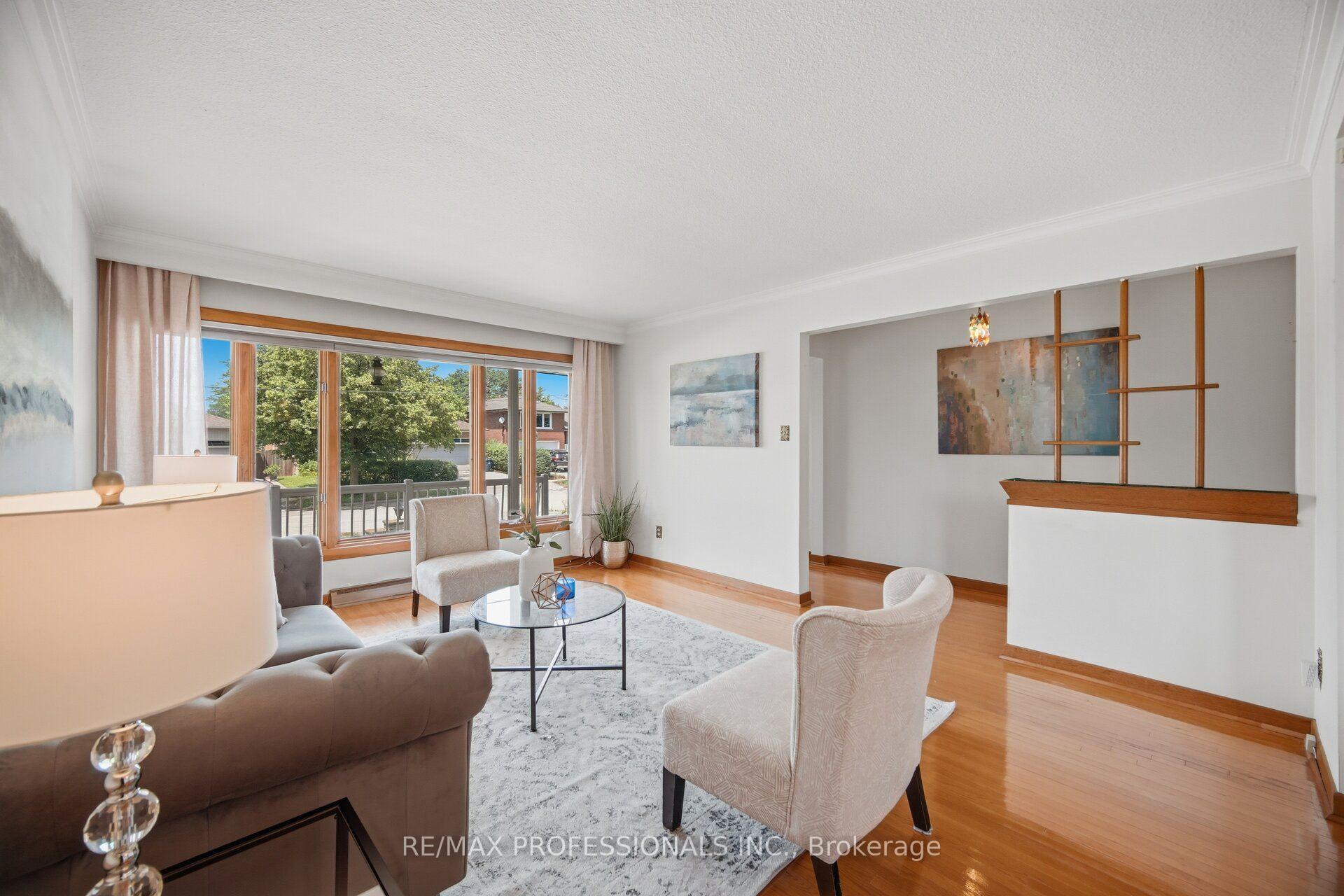 Photo 6 of 171 Regina Avenue, Toronto, Englemount-Lawrence — HOMEH