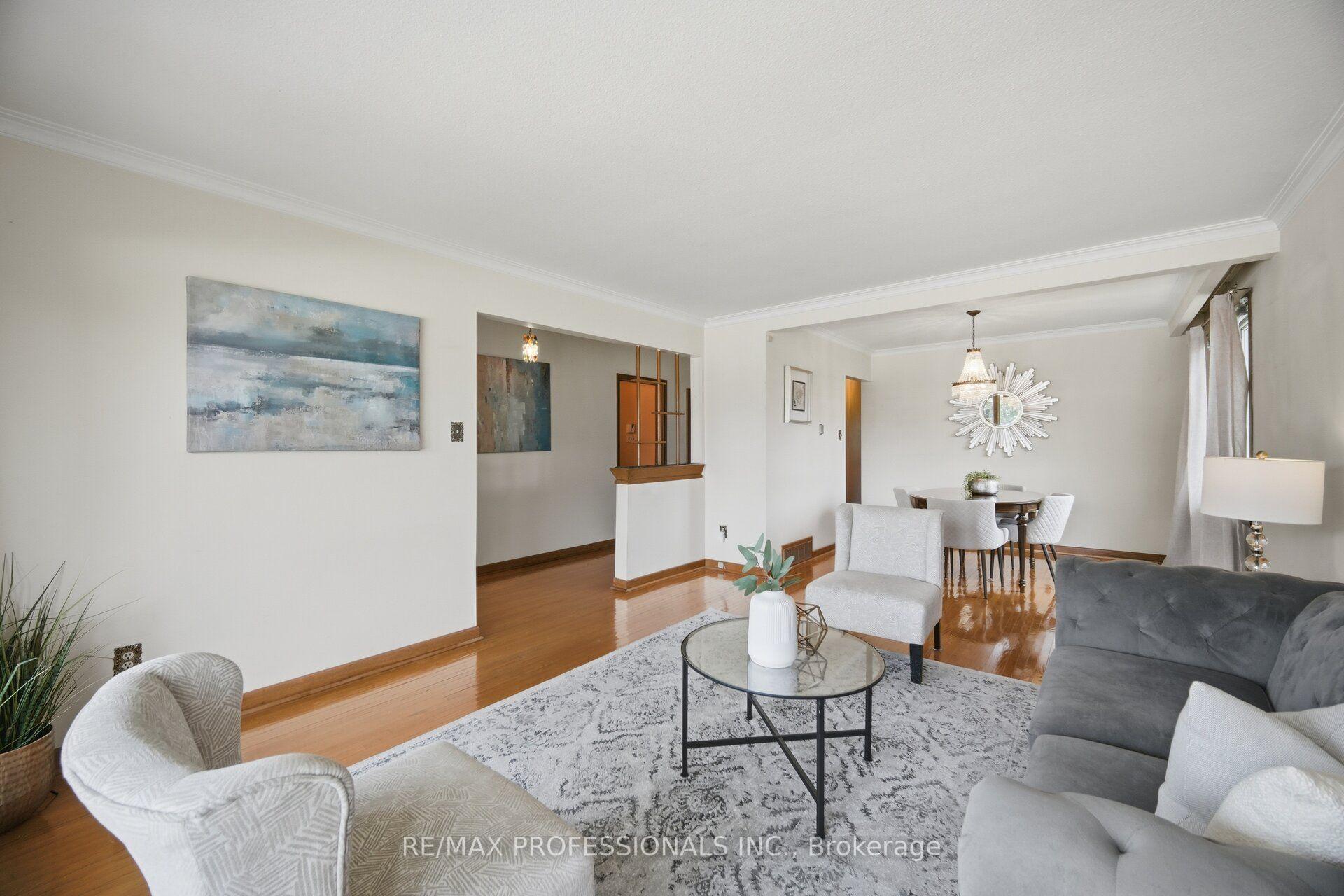 Photo 7 of 171 Regina Avenue, Toronto, Englemount-Lawrence — HOMEH