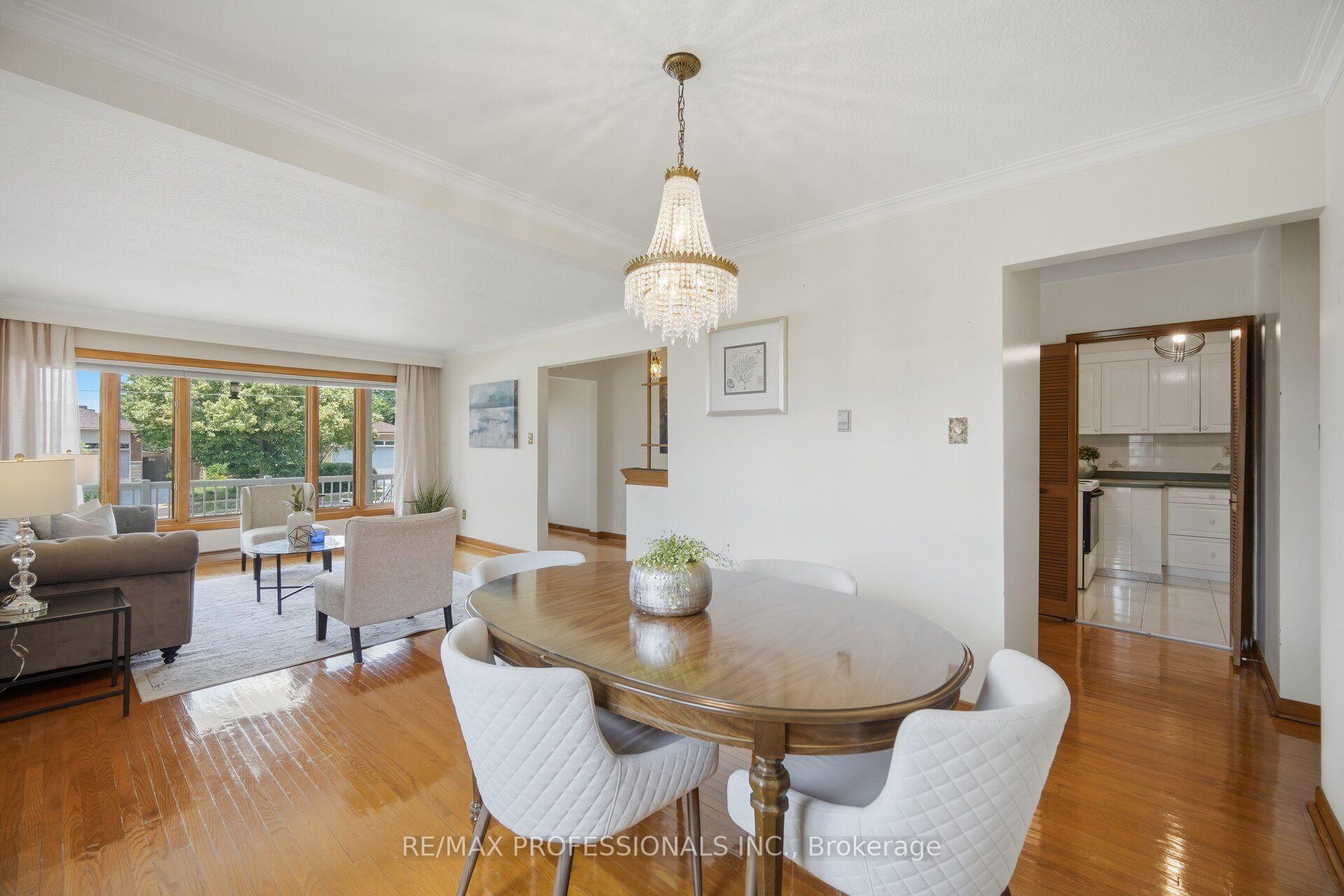 Photo 10 of 171 Regina Avenue, Toronto, Englemount-Lawrence — HOMEH
