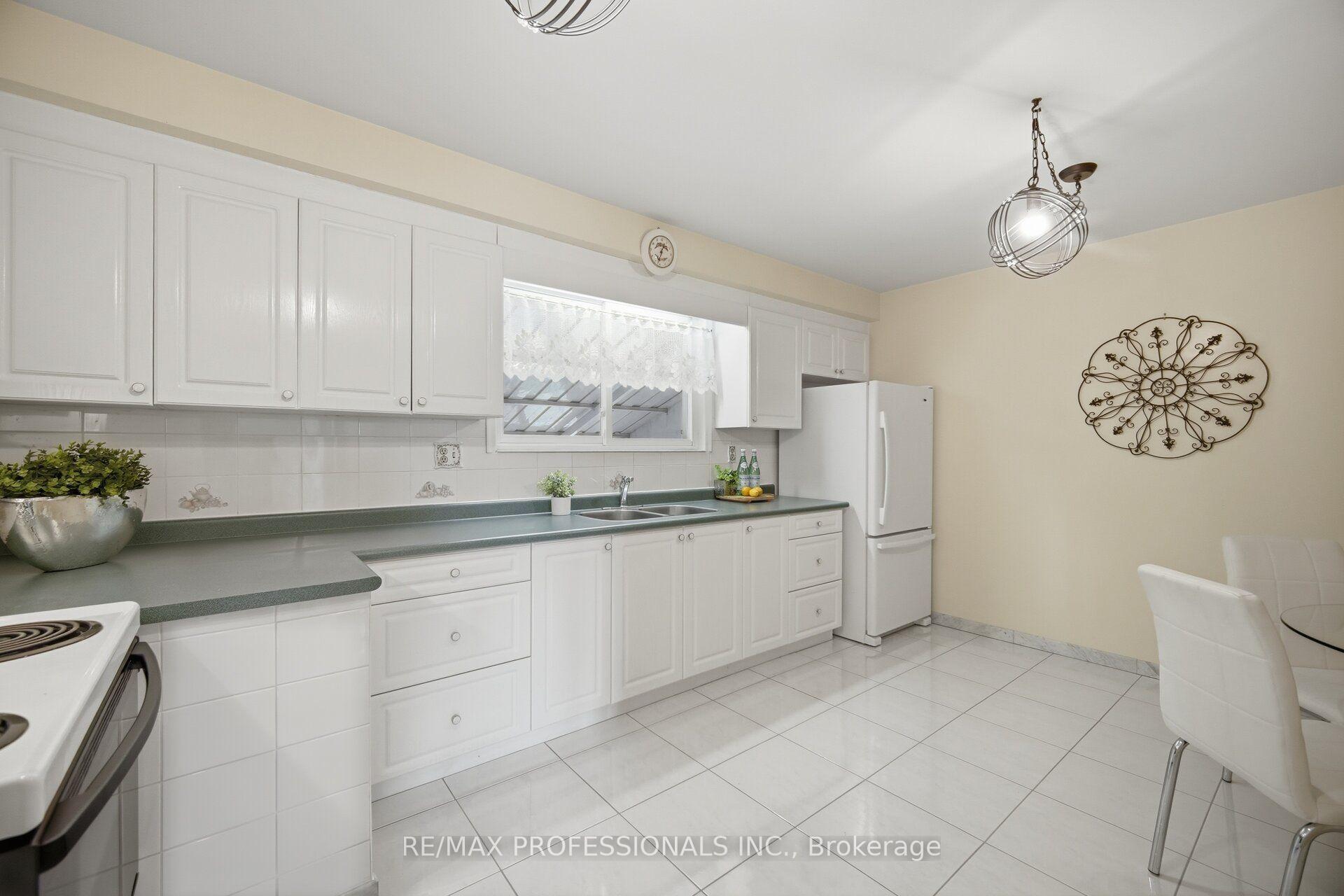 Photo 11 of 171 Regina Avenue, Toronto, Englemount-Lawrence — HOMEH