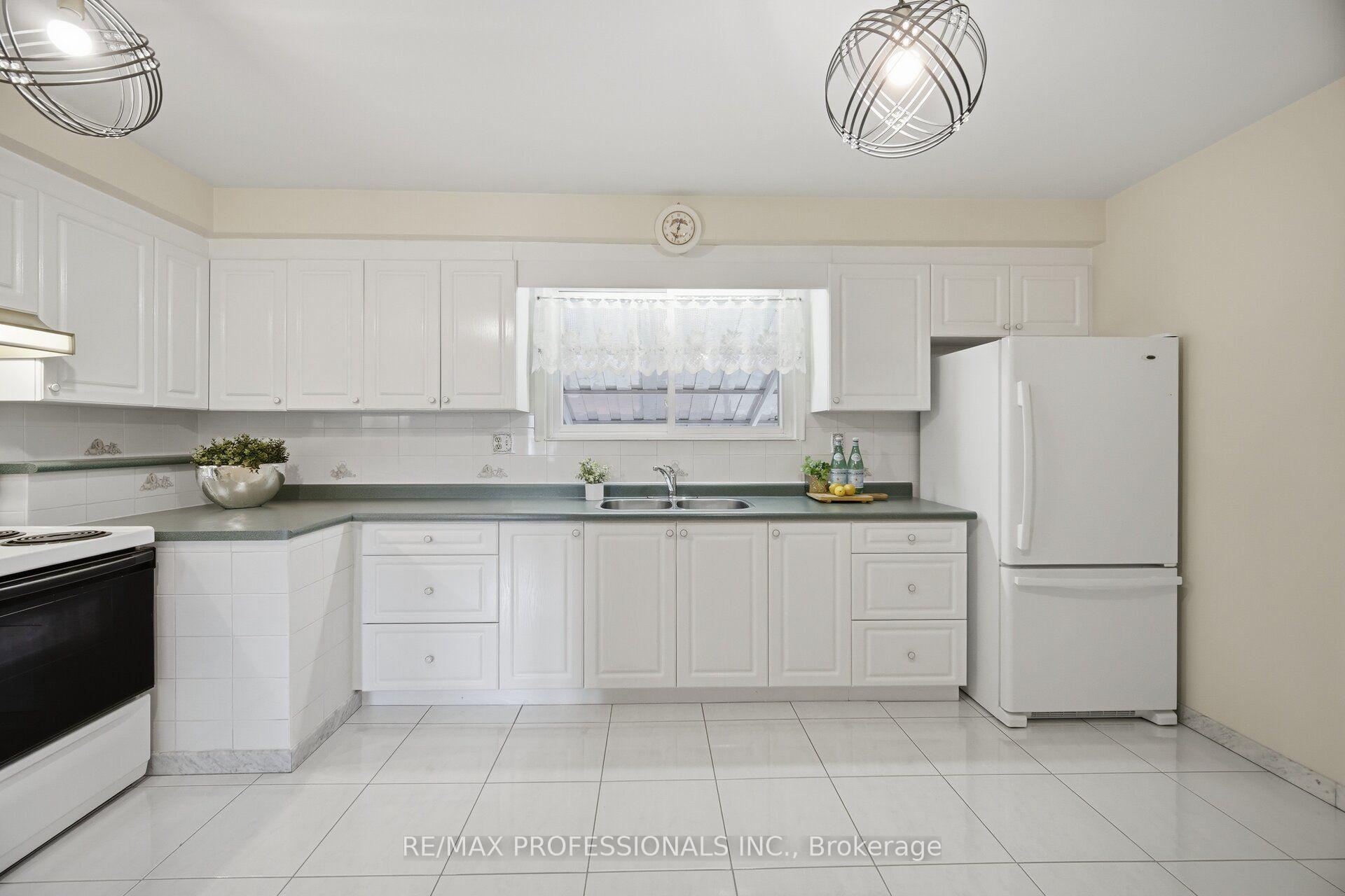 Photo 12 of 171 Regina Avenue, Toronto, Englemount-Lawrence — HOMEH