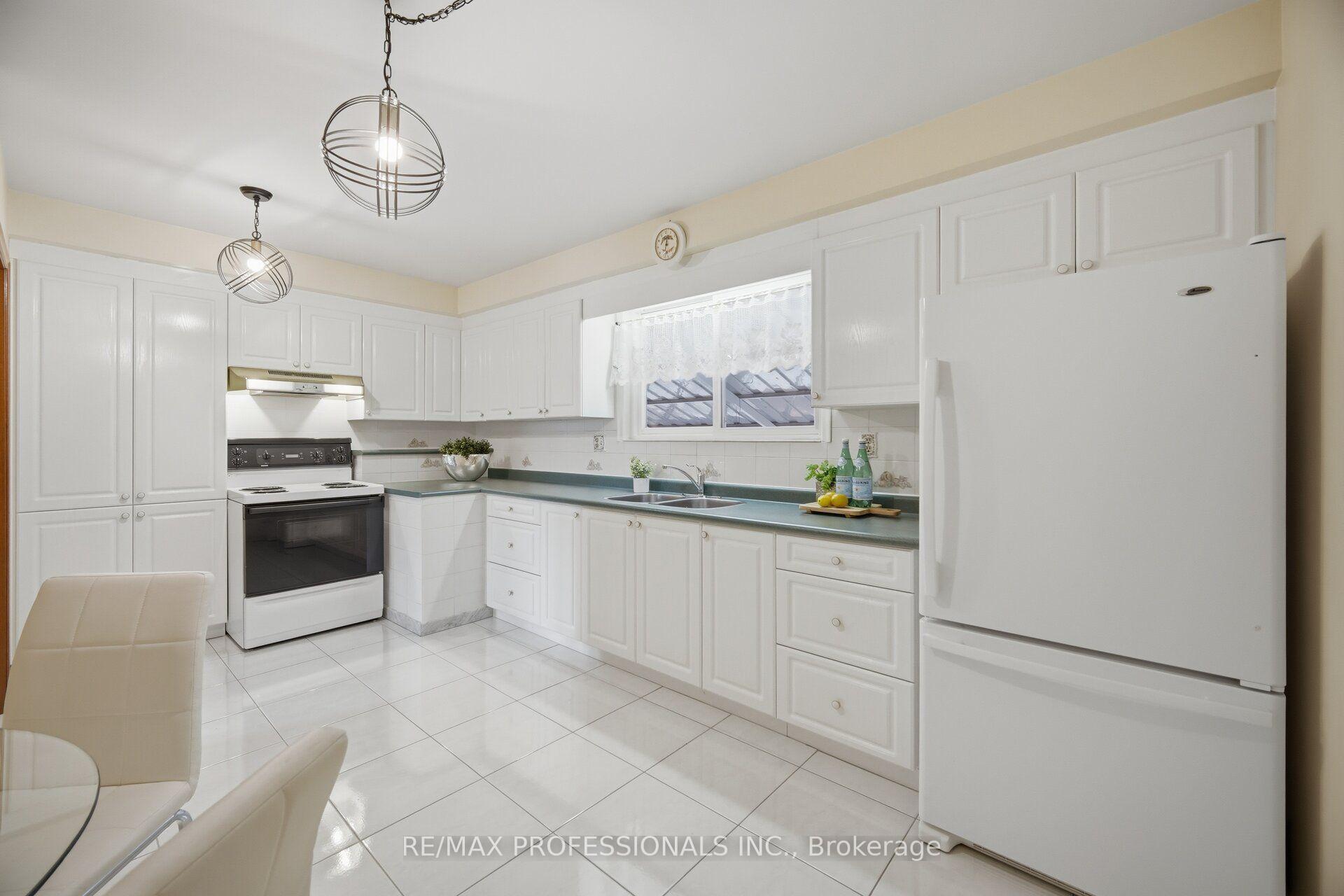 Photo 13 of 171 Regina Avenue, Toronto, Englemount-Lawrence — HOMEH
