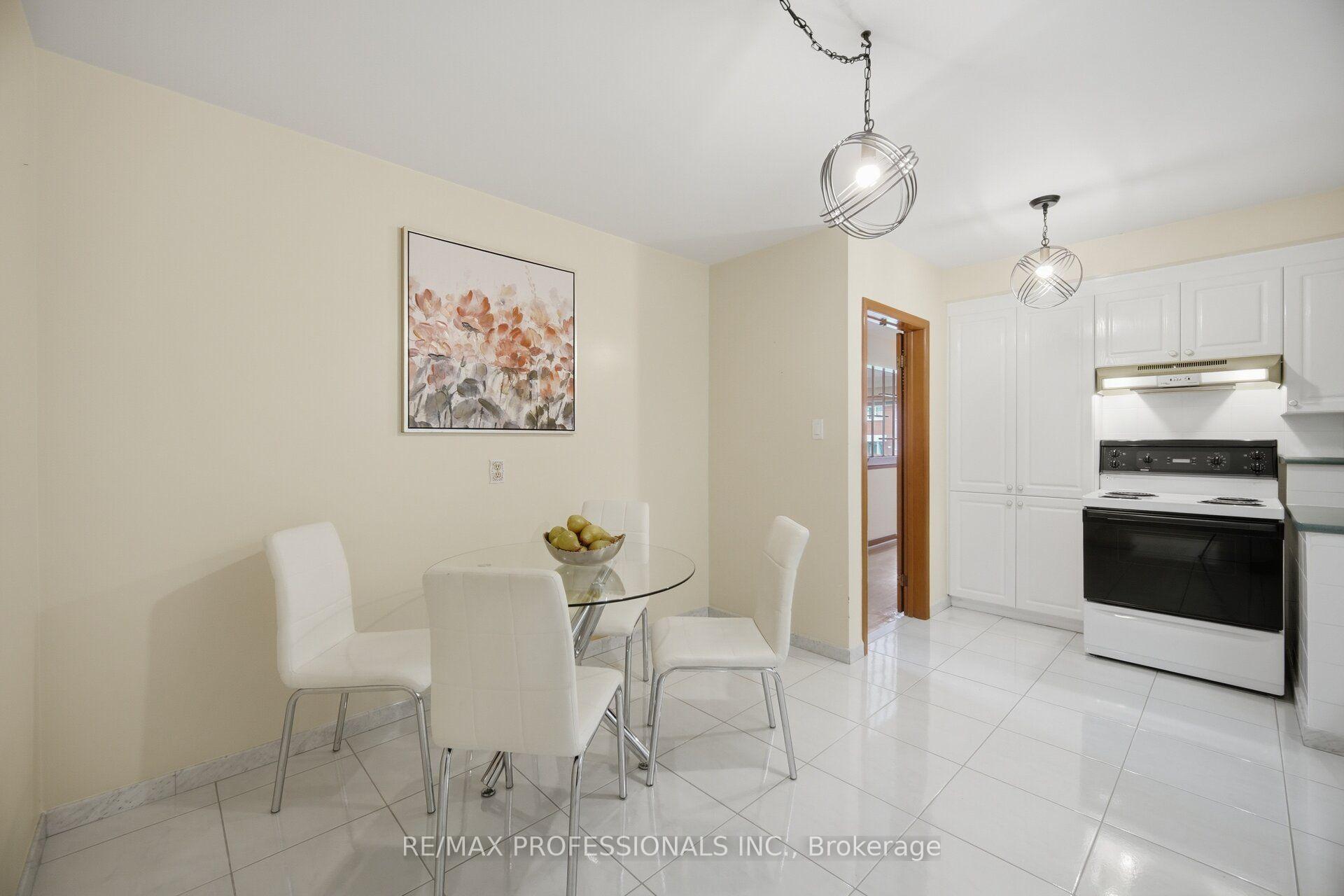 Photo 14 of 171 Regina Avenue, Toronto, Englemount-Lawrence — HOMEH