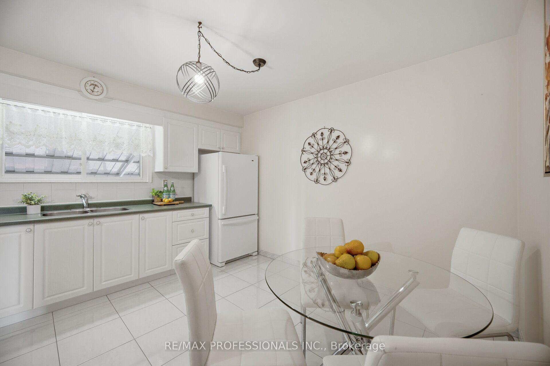 Photo 15 of 171 Regina Avenue, Toronto, Englemount-Lawrence — HOMEH