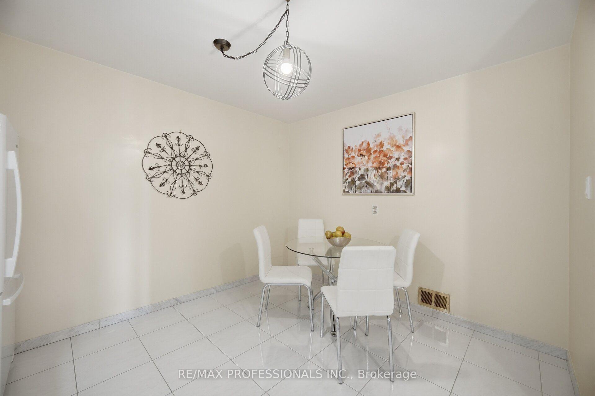 Photo 16 of 171 Regina Avenue, Toronto, Englemount-Lawrence — HOMEH