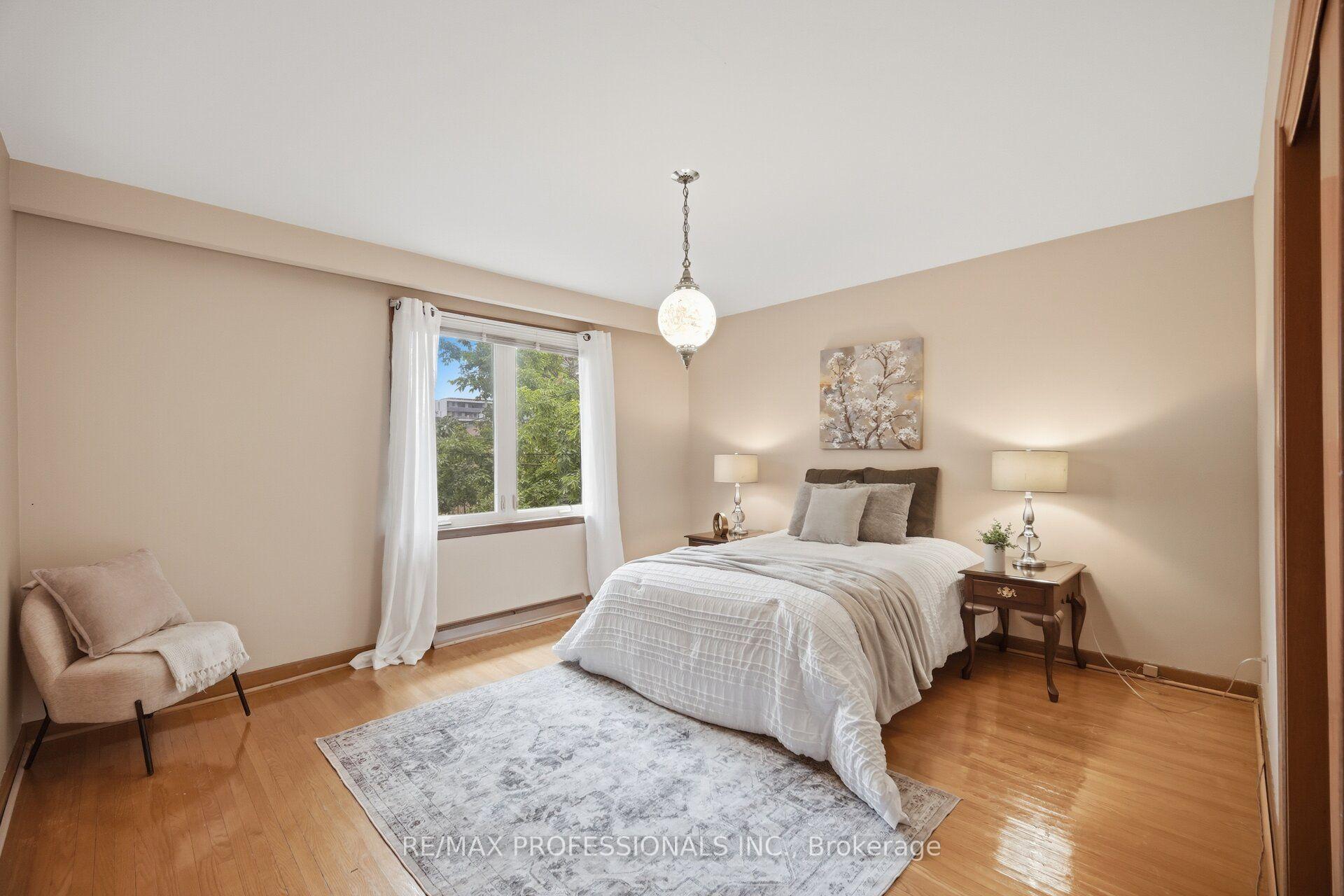 Photo 17 of 171 Regina Avenue, Toronto, Englemount-Lawrence — HOMEH