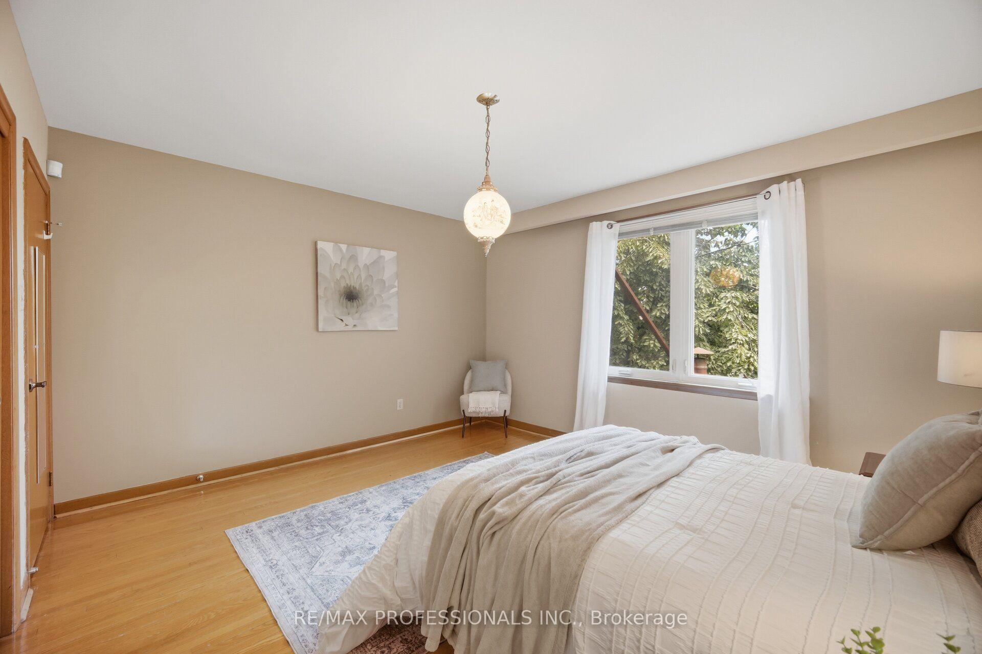 Photo 18 of 171 Regina Avenue, Toronto, Englemount-Lawrence — HOMEH