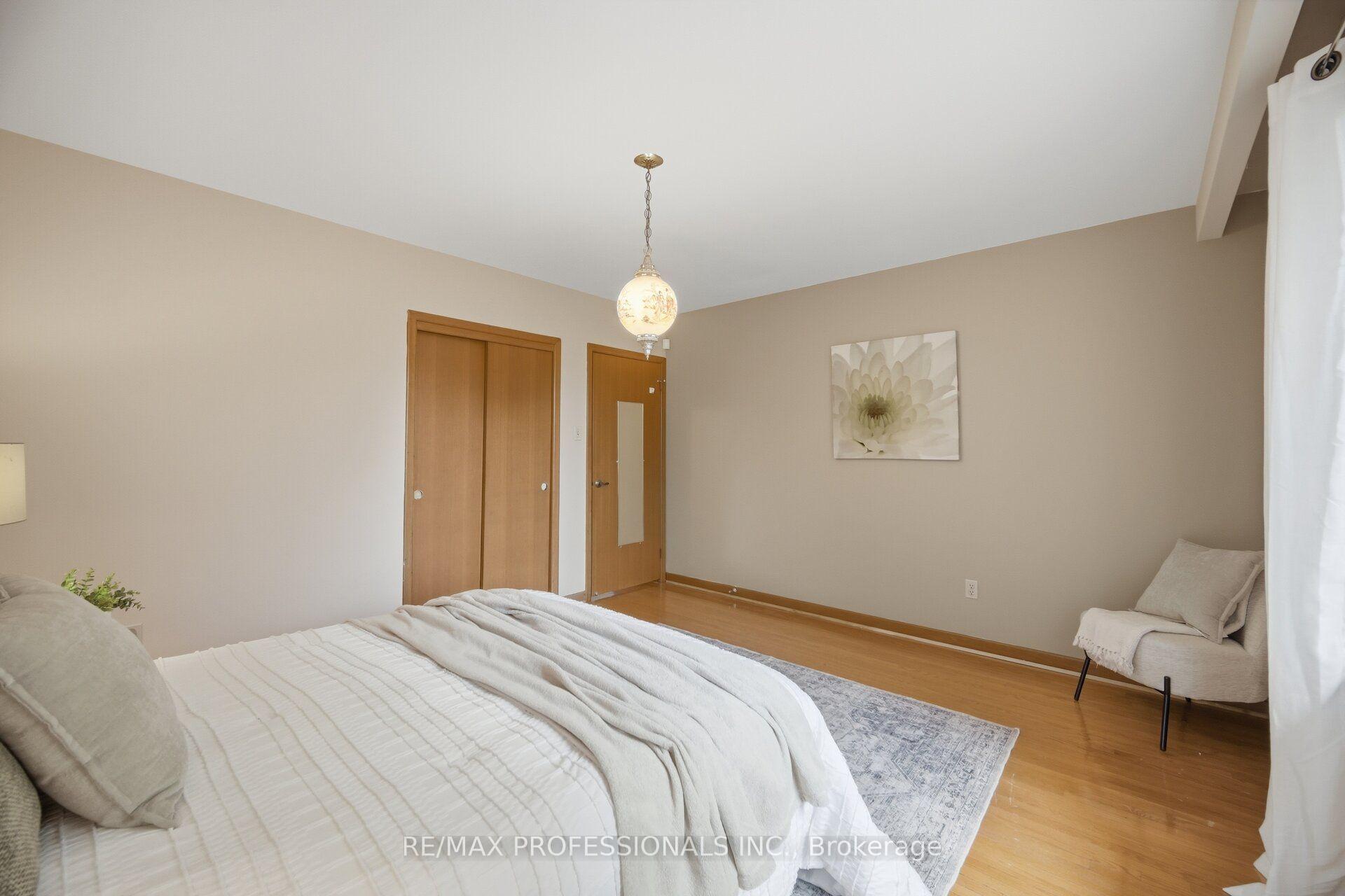 Photo 19 of 171 Regina Avenue, Toronto, Englemount-Lawrence — HOMEH