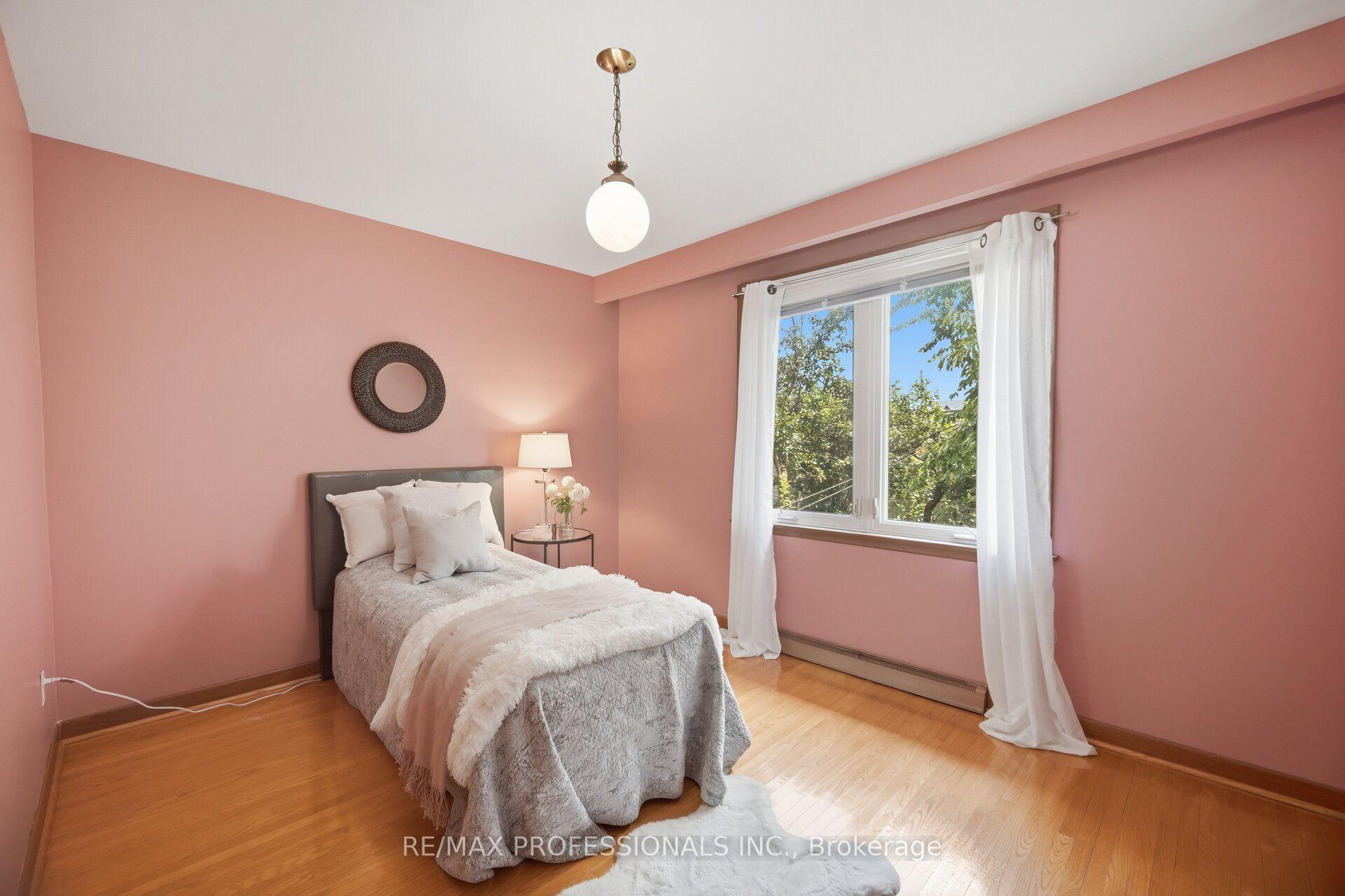 Photo 22 of 171 Regina Avenue, Toronto, Englemount-Lawrence — HOMEH