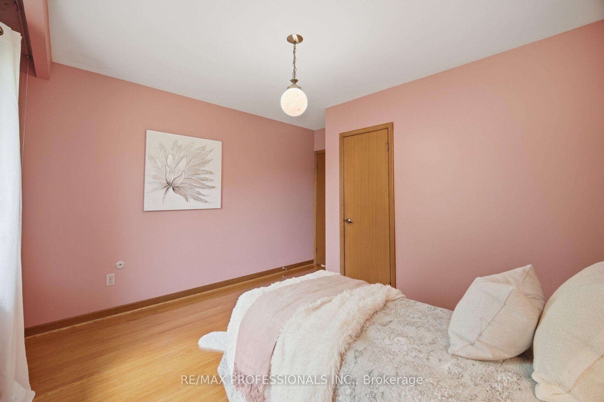 Photo 23 of 171 Regina Avenue, Toronto, Englemount-Lawrence — HOMEH