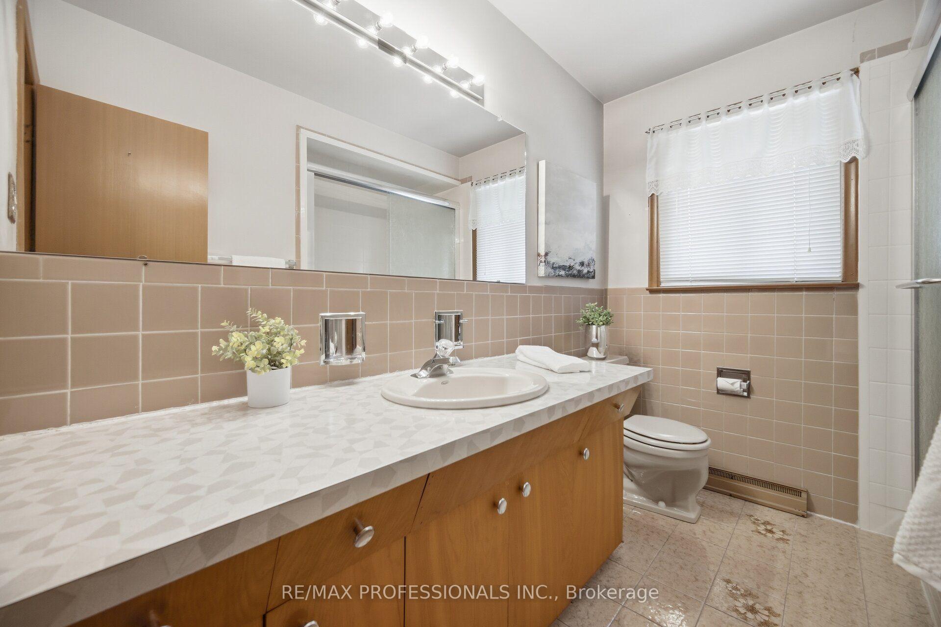 Photo 24 of 171 Regina Avenue, Toronto, Englemount-Lawrence — HOMEH
