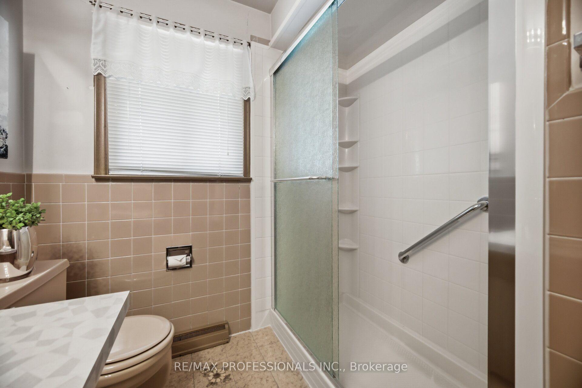 Photo 25 of 171 Regina Avenue, Toronto, Englemount-Lawrence — HOMEH