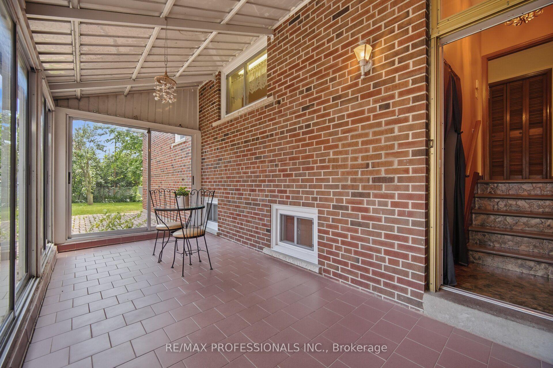 Photo 26 of 171 Regina Avenue, Toronto, Englemount-Lawrence — HOMEH
