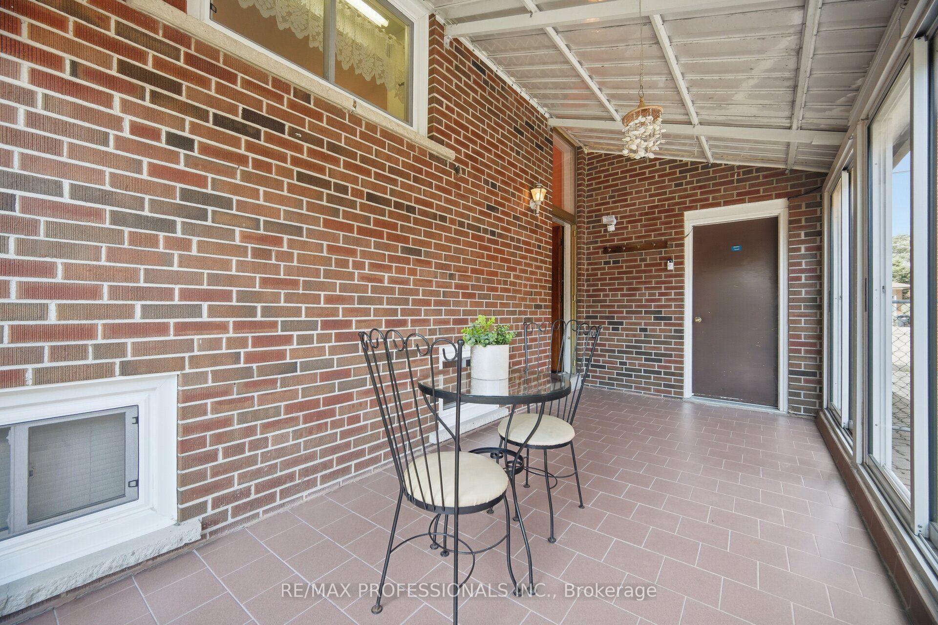 Photo 28 of 171 Regina Avenue, Toronto, Englemount-Lawrence — HOMEH